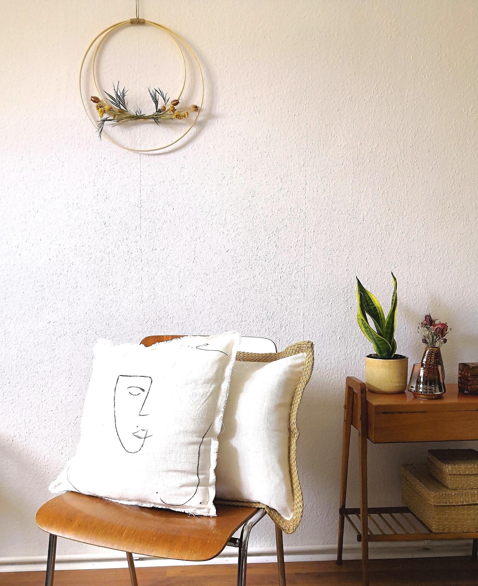 Ein kleiner aber feiner Blumenkranz als #wandgestaltung ♥️
#livingchallenge #couchstyle #vintageliving #diy