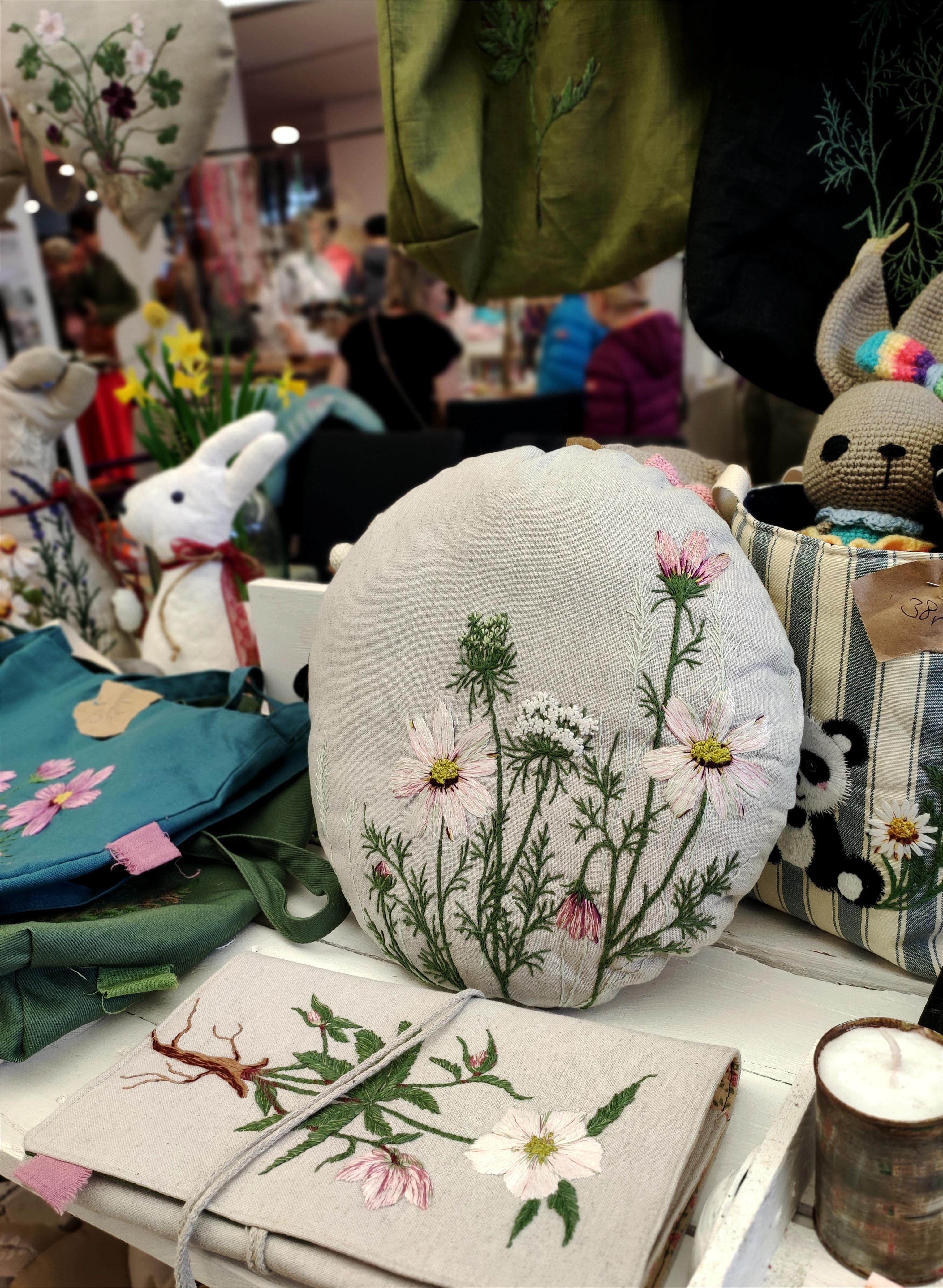 Ein kleiner Ausschnitt von Kreativmarkt 🍃💚🐰🌸🫶 #handmade #leinenkissen #hasen #easterdeko #embroiderylove 
