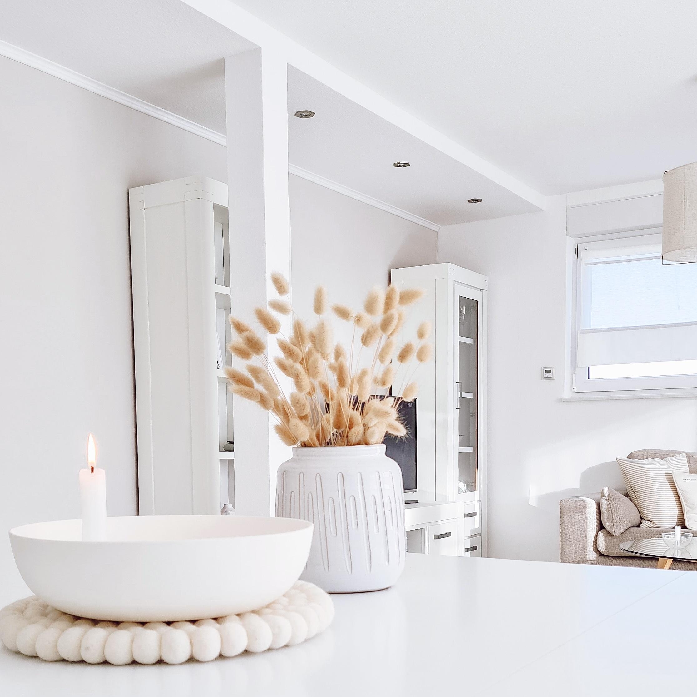 Ein kleiner Blick in unseren Wohnbereich mit unseren weiß gestrichenen Möbeln.
#wohnzimmer #vase #sofa #whiteinterior 