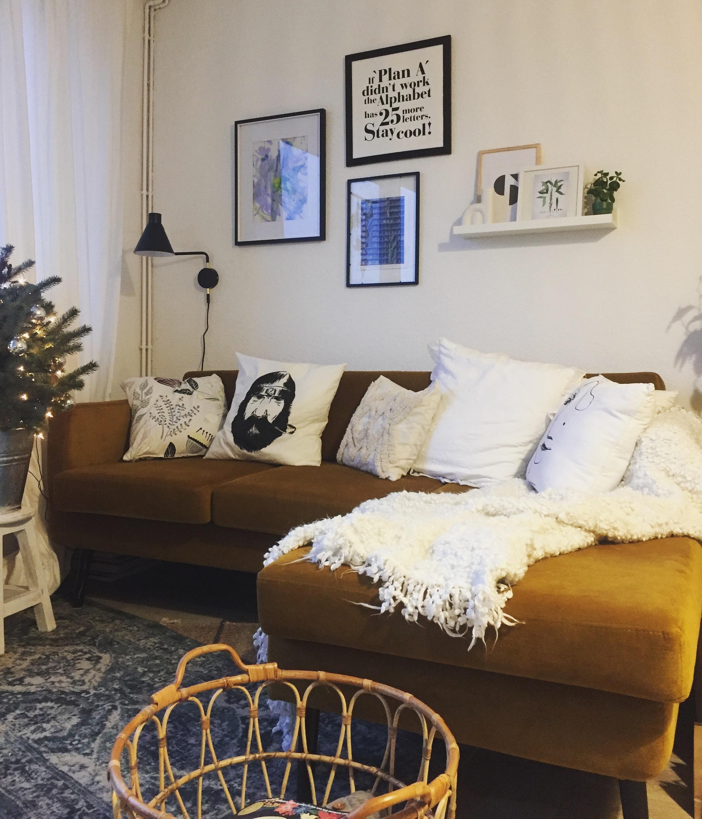 Ein kleiner Einblick in mein Wohnzimmer mit dem kleinen Weihnachtsbäumchen 💛

#couchstyle #interior #livingroom 