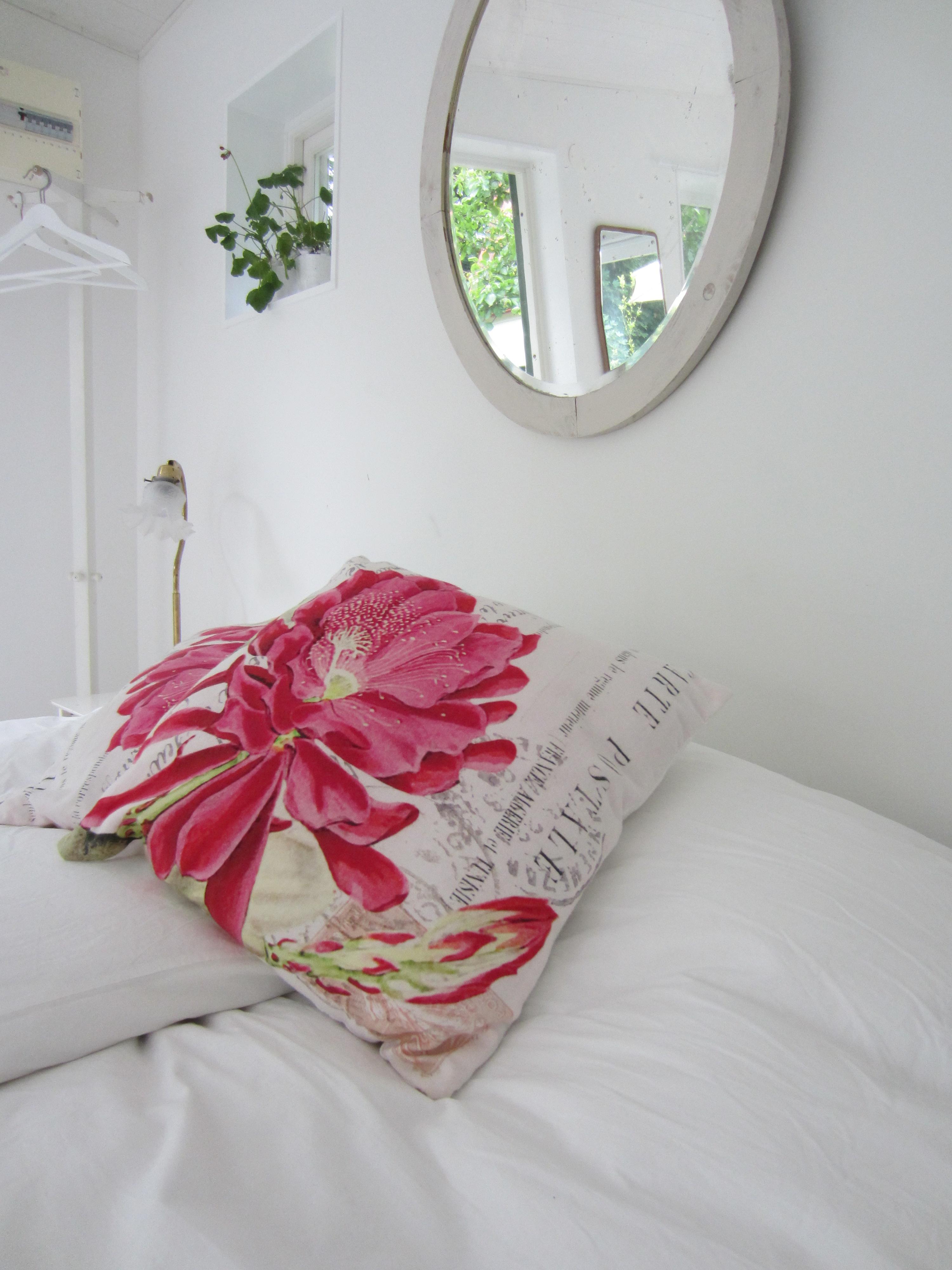 Ein kleines Apartment (fast) ganz in Weiß. #summerstyle #scandi #whiteliving #kissen #romantischesschlafzimmer #romantischewohnideen