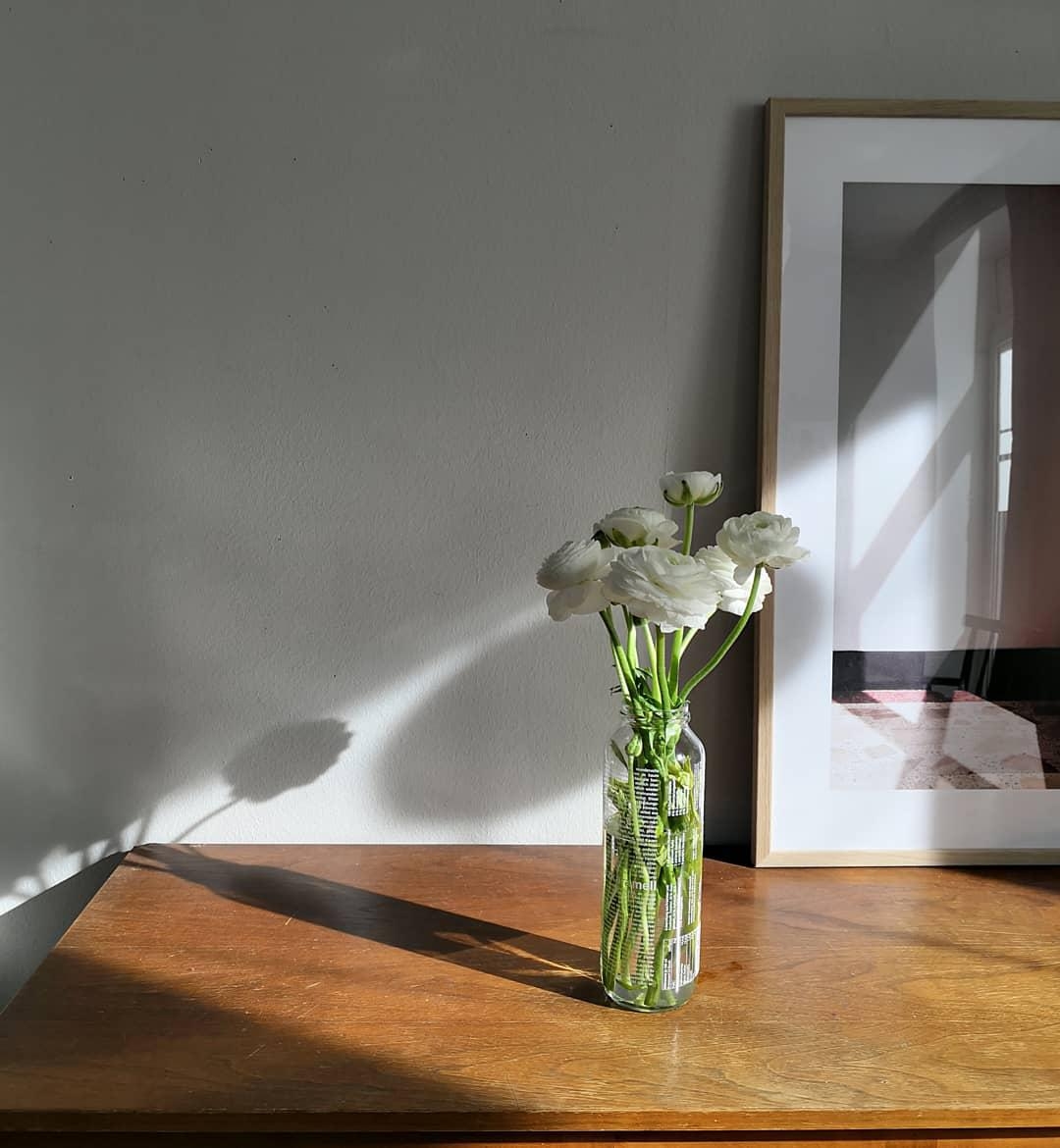 Ein kleines #tb vom März 💕🌸
#flowers #sideboard #vintage #lichtundschatten #livingroom 