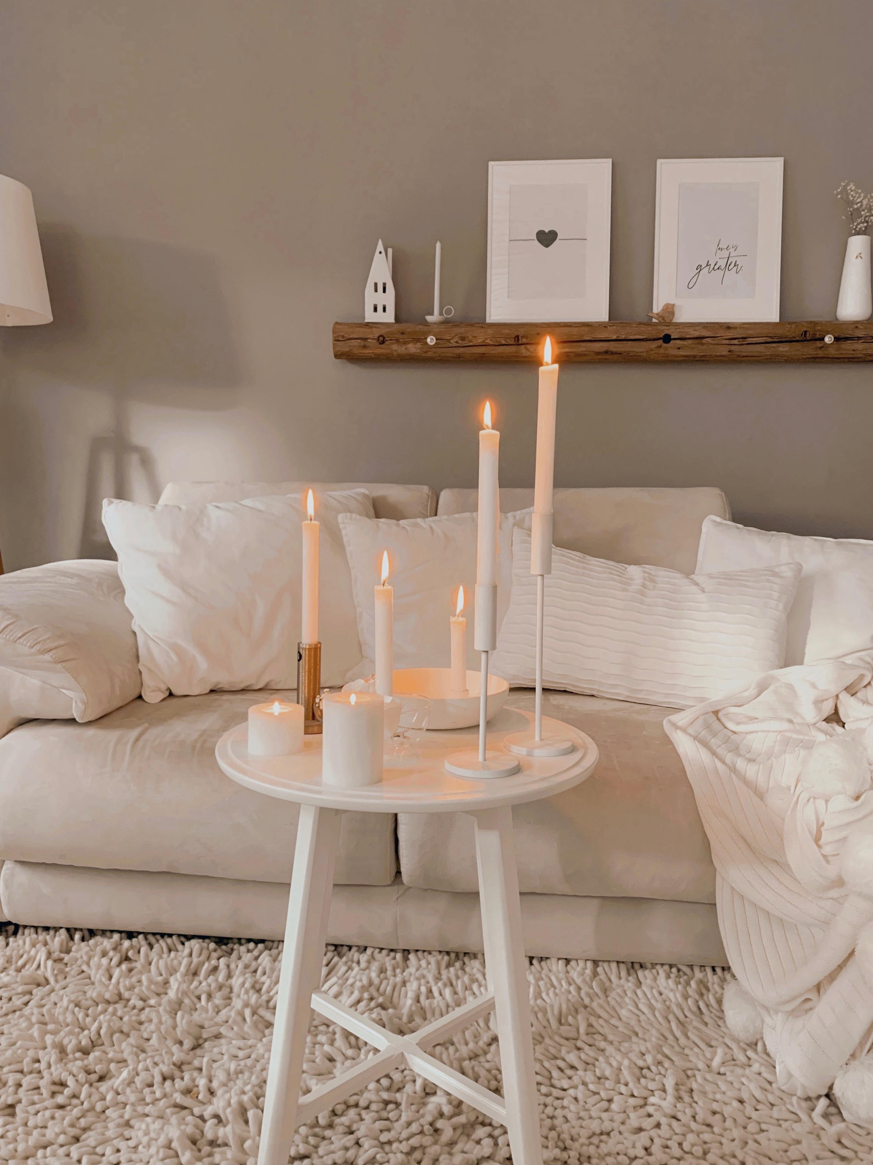 Ein kuschliges Wichenende mit Kerzen, Kissen und Decken #cozyhome#couchstyle#zuhause#cozyliving