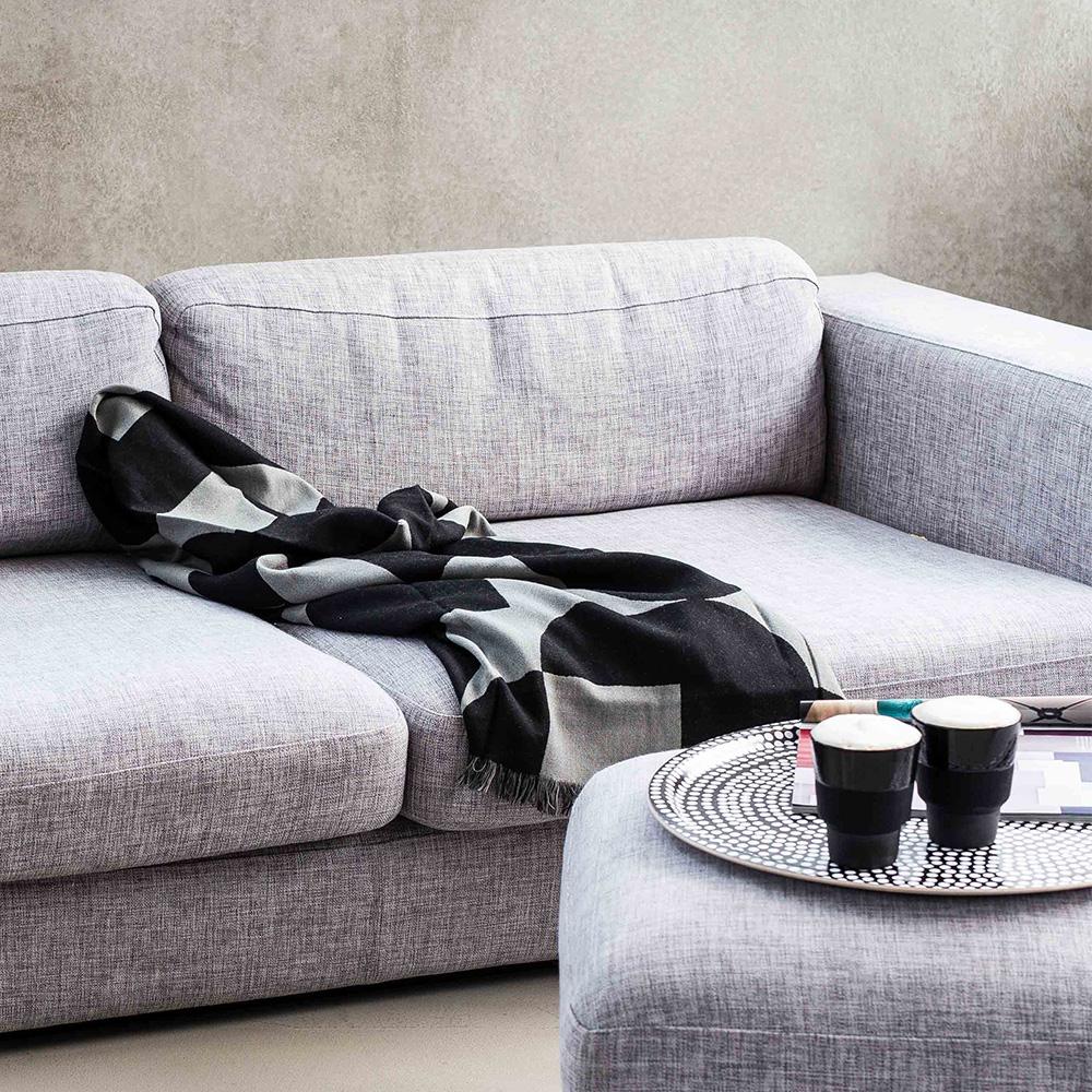 Ein leckerer Kaffee gemütlich auf dem Sofa #hocker #tablett #sofa ©Schöner Wohnen / Johannes Zettel