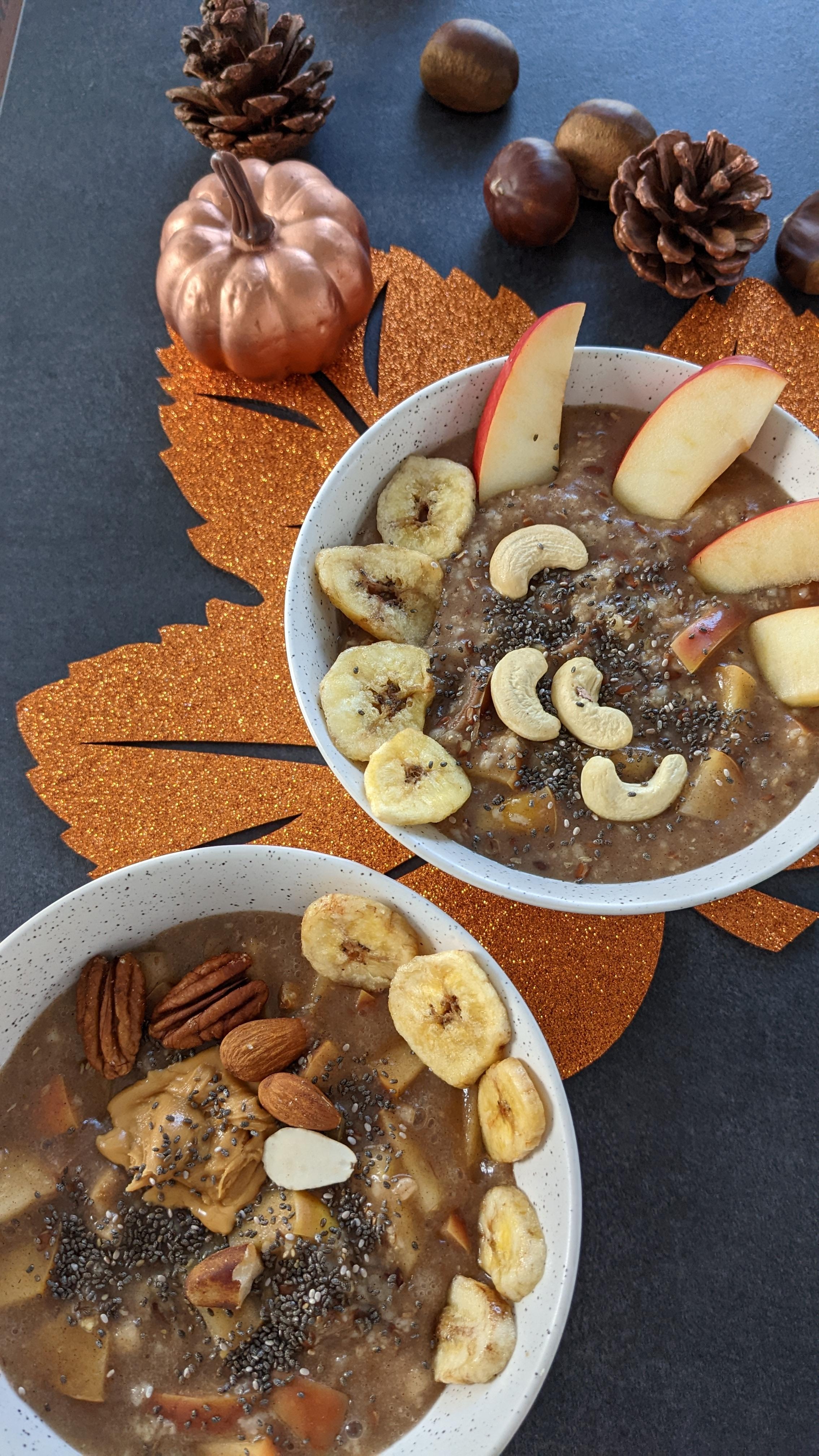 Ein leckerer veganer Apfel-Zimt-Porridge mit Datteln, getrocknete Bananen, Nüsse und Erdnussmus 🥜🍌#Frühstück #brunch 