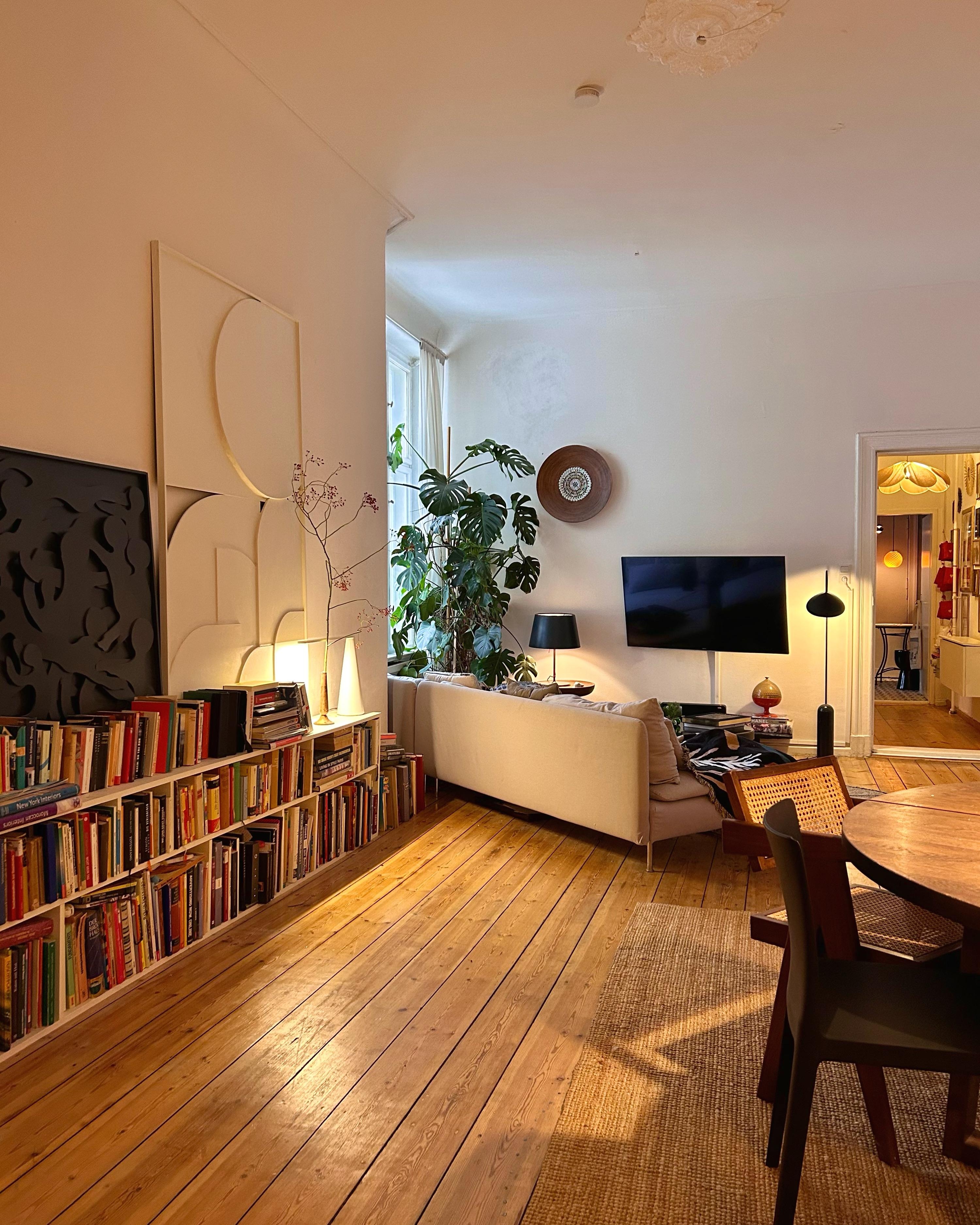 Ein letzter Blick ohne 🎄. Bis später 🚗! #wohnzimmer #couch #kunst #bücherregal #altbau #holzboden