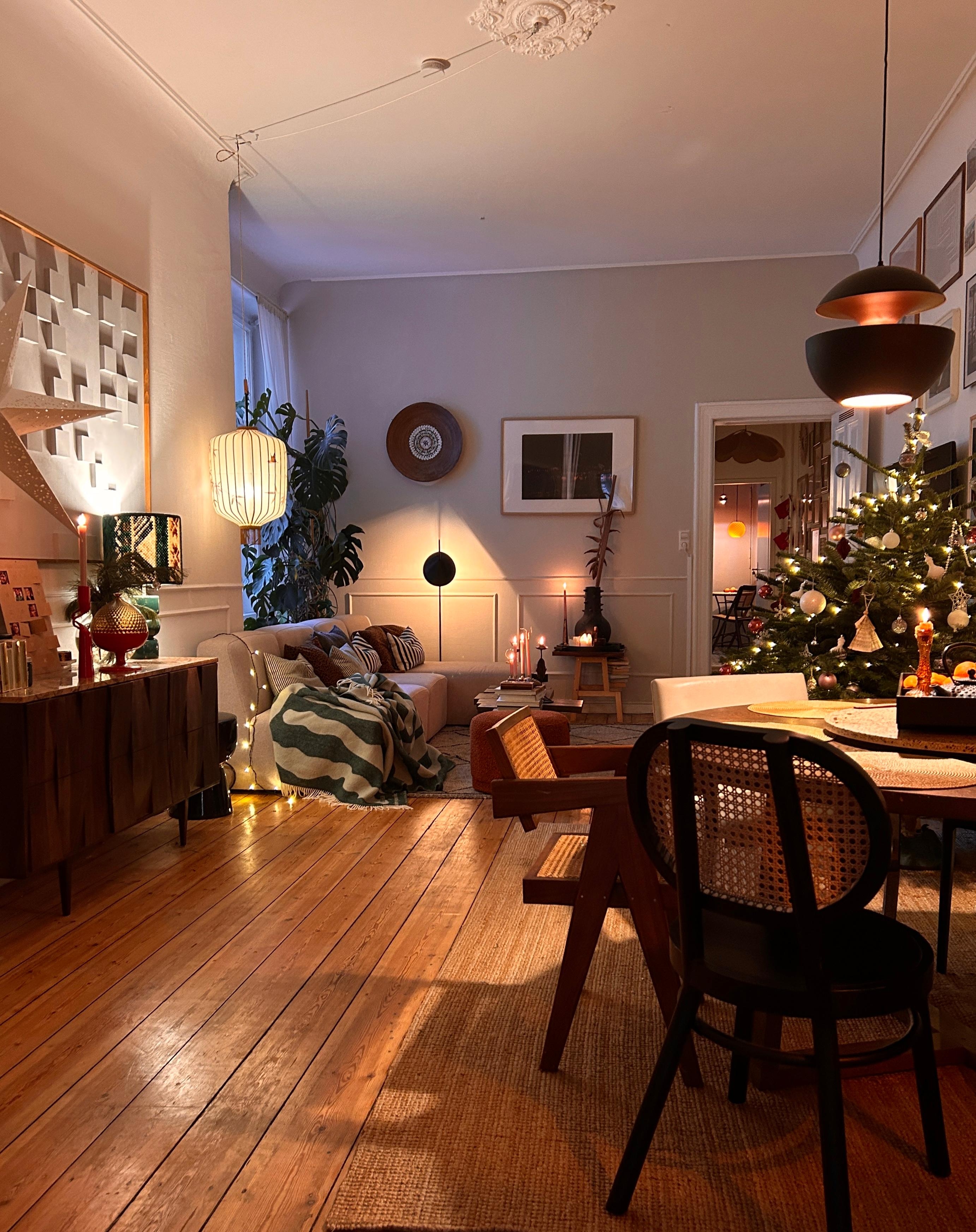 Ein letztes 🎄-Bild #wohnzimmer #altbau #holzboden #couch #sofa #sideboard