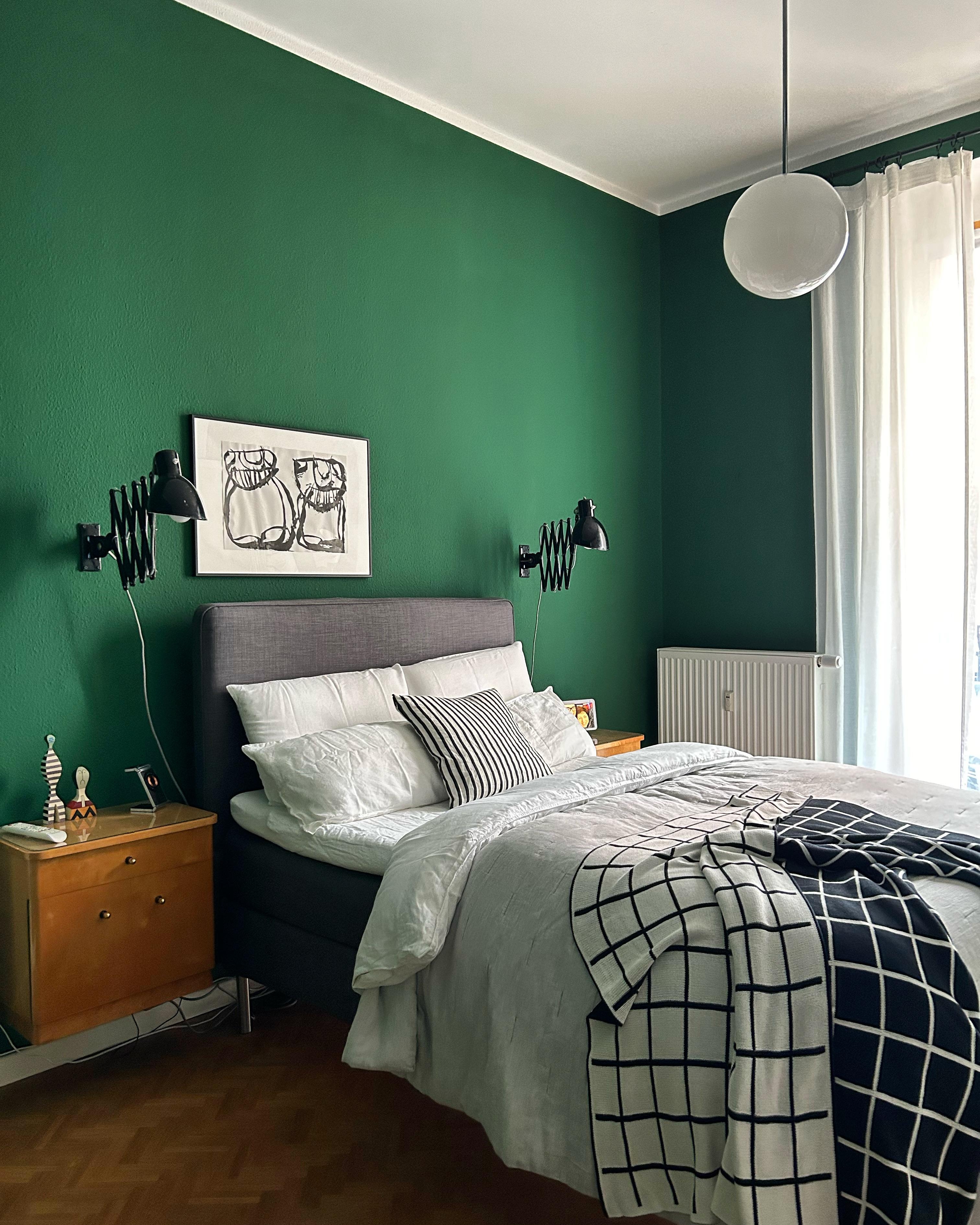 Ein Makeover. Die neue Wandfarbe gefällt uns gut. #Wandfarbe #Berggrün #Schlafzimmer #IkeaBoxspringbett #Vintage #Interieur