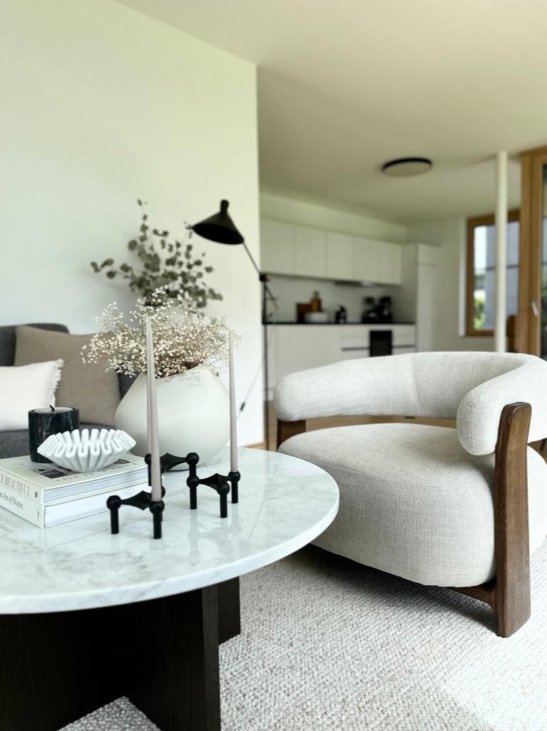 Ein markanter Sessel steht als Blickfang im Raum und vereint stilvolles Design mit gemütlichem Komfort.
#statementsessel #wohnstil #Wohnraum