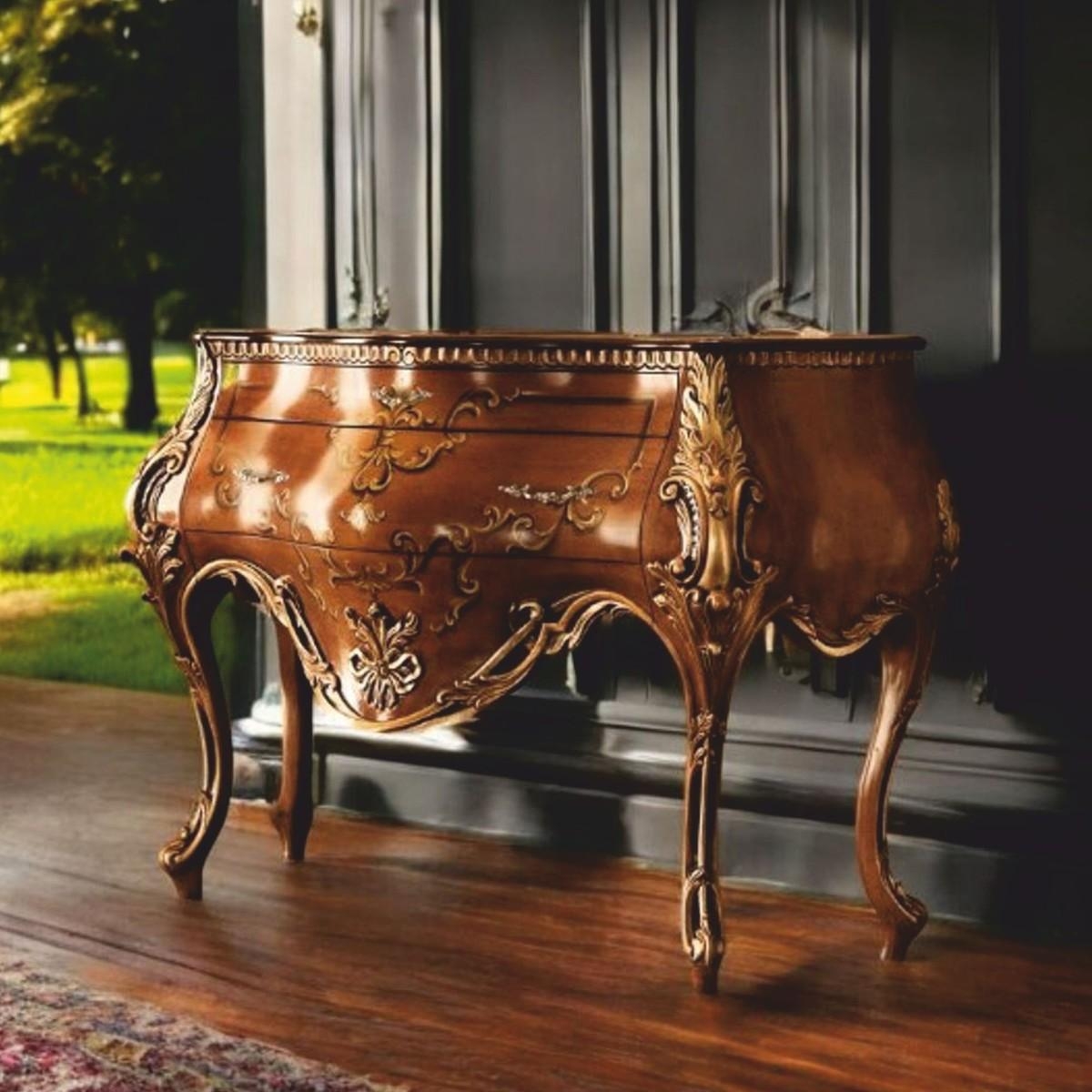 Ein Meisterwerk der Wohnkultur:
Die Casa Padrino Luxus Barock Kommode – handgefertigt aus massivem Holz, reich verziert mit kunstvollen Ornamenten und vergoldeten Details