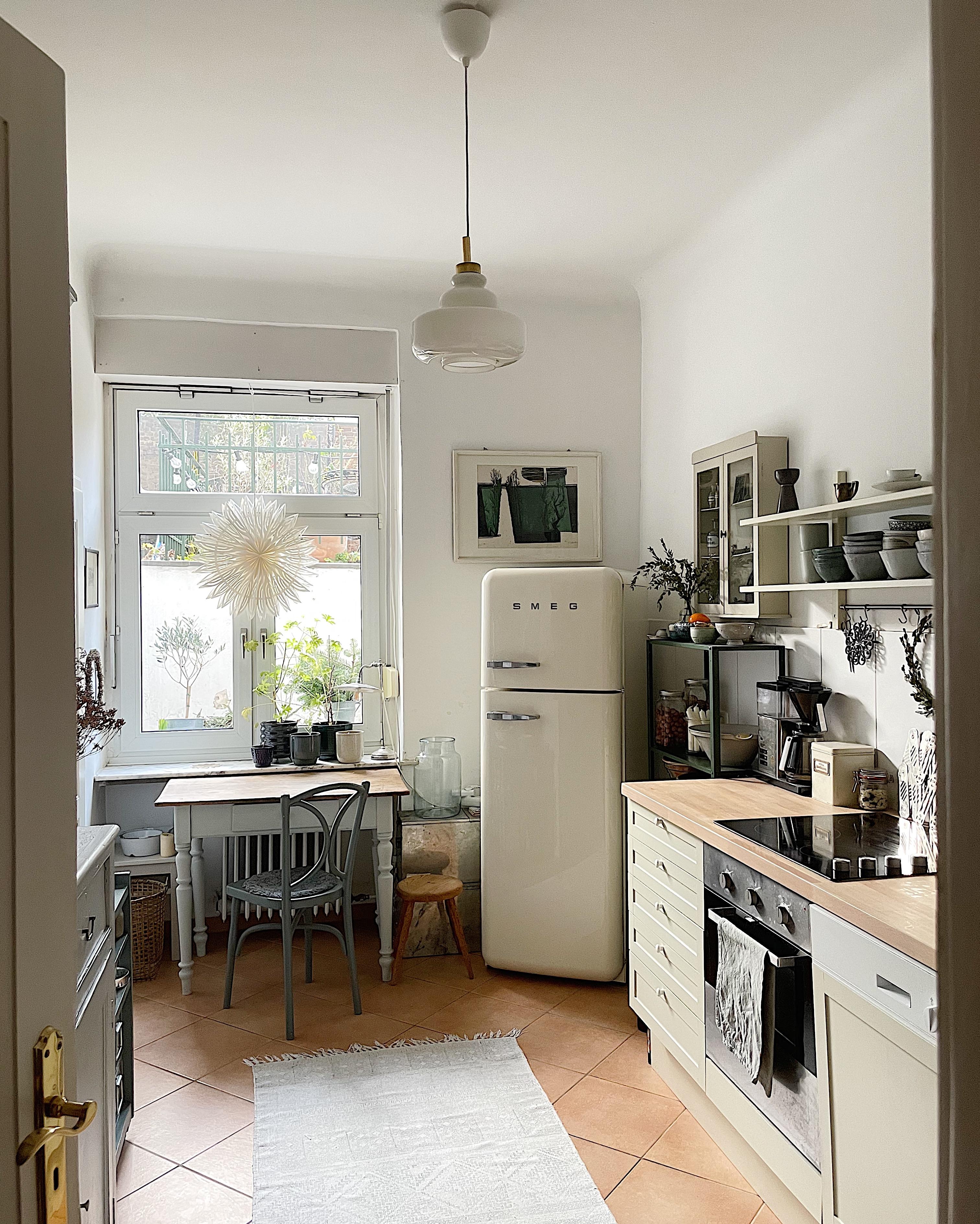 Ein „neuer“ (= Second-Hand gekaufter) Kühlschrank ist eingezogen
#Küche #Vintage