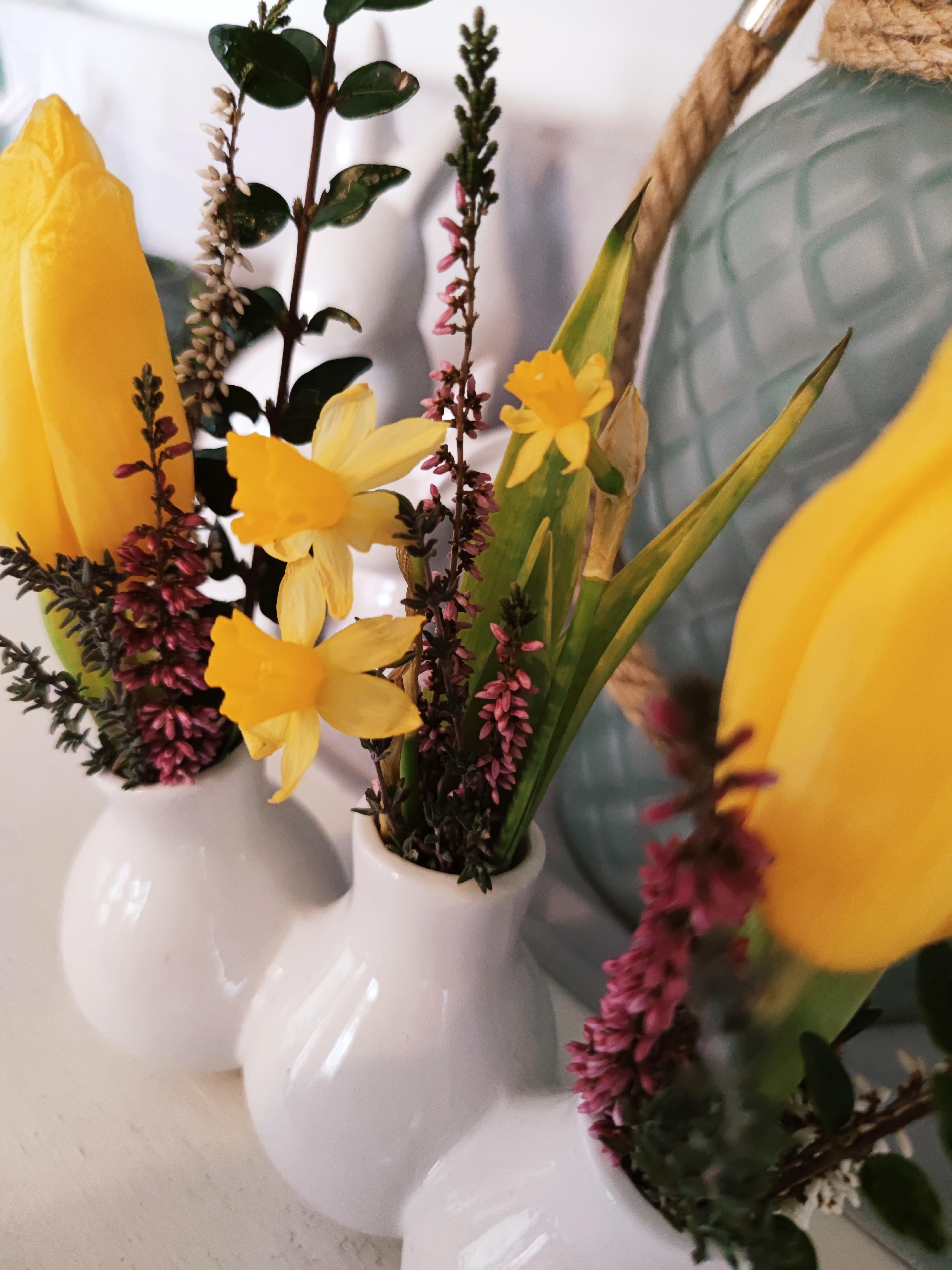 ein paar Blümchen 🌷💐 fürs #esszimmer
#frühling #garten #flowers #gelb #vase