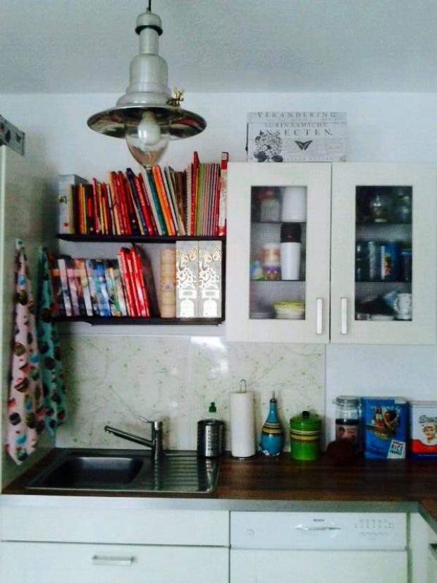Ein Platz für die vielen Kochbücher.In der Wohnung wie auch hier meine Schachteln und Boxen. #homestory