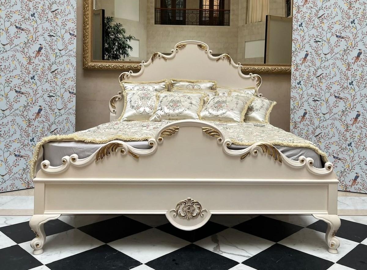 Ein Schlafzimmer wird erst dann zum royalen Refugium, wenn es von wahrer Pracht erfüllt ist – und genau das verkörpert das Pompöös by Casa Padrino Doppelbett Provence. 