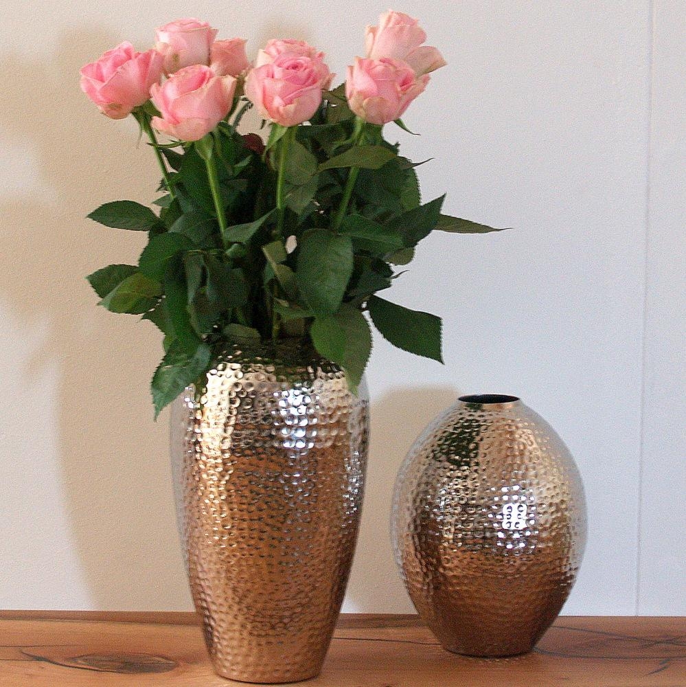 ein schöner #Tag, wenn man einfach so #Rosen #Blumen bekommt. #Metallvasen sind dazu ein perfektes #Stelldichein. 
