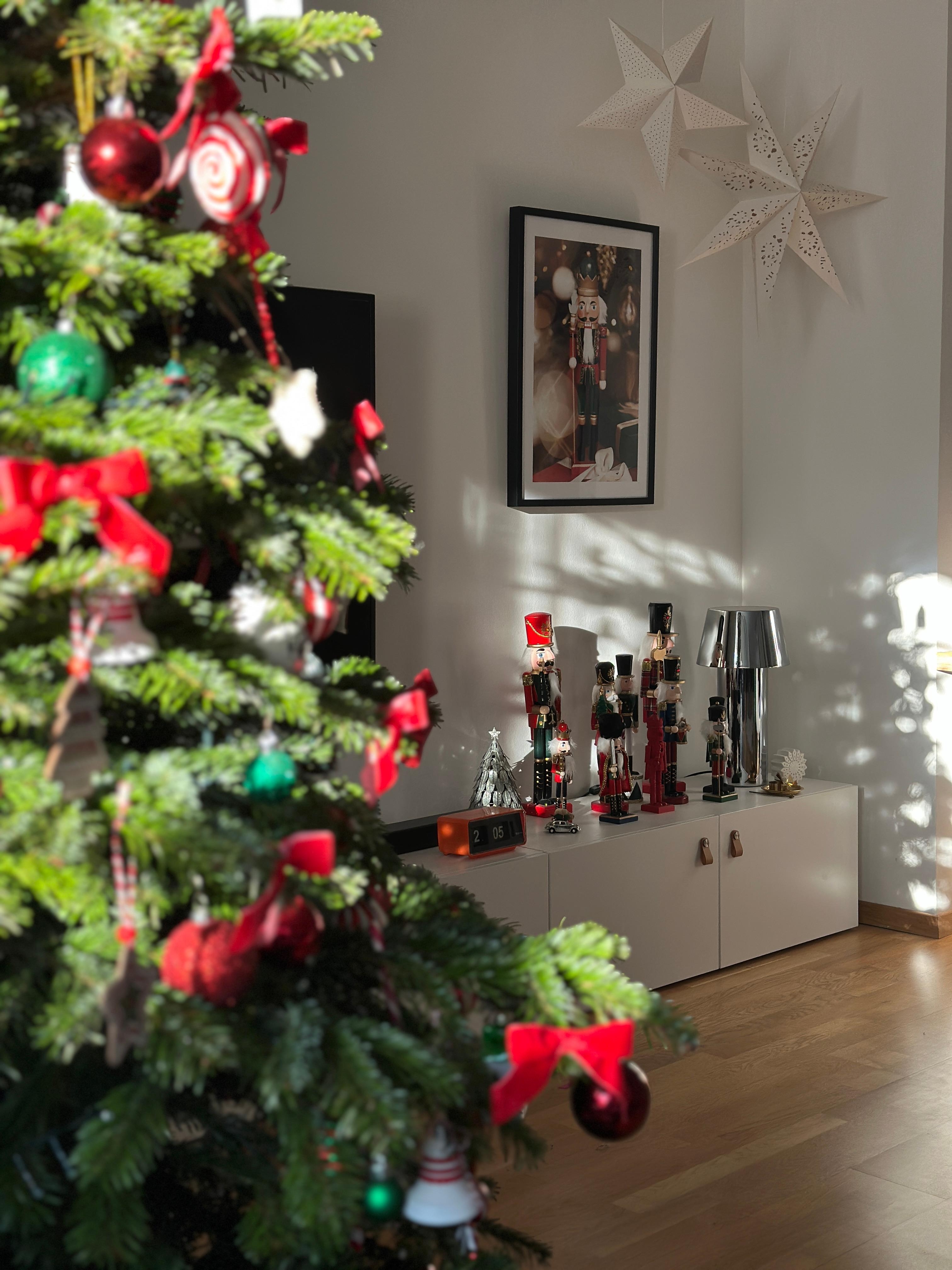 Ein schönes Weihnachtsfest!🎄💫❤️
#weihnachten #weihnachtsbaum #nussknacker #schleifen #candycane #rot #sterne #poster #licht #chrom #lampe #weihnachtsdeko #wohnzimmer