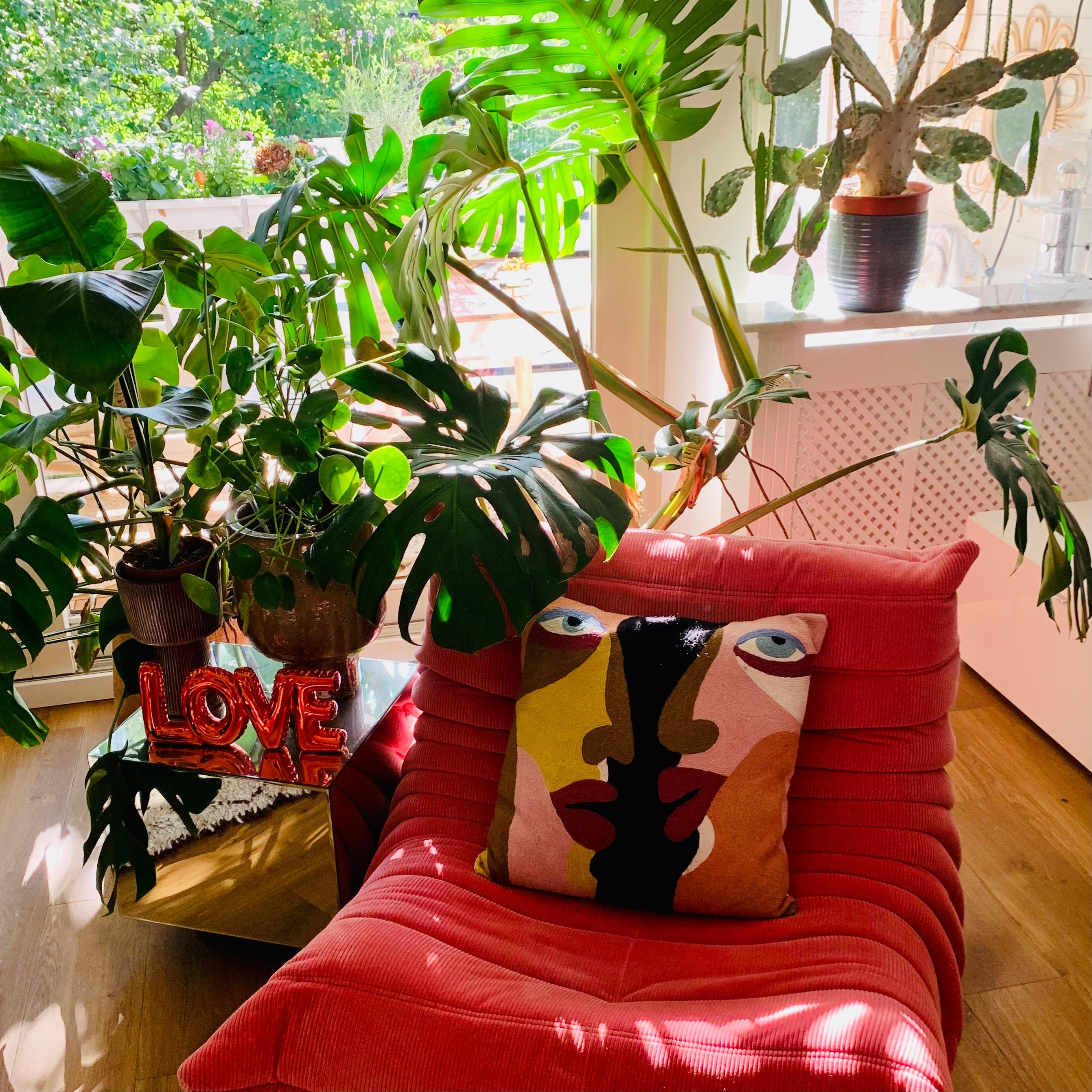 Ein Sessel im Grünen.....take a Seat, please! 🌞💚 #sessel #armchair #togo #relax #sunshine #plants #livingroom #interior