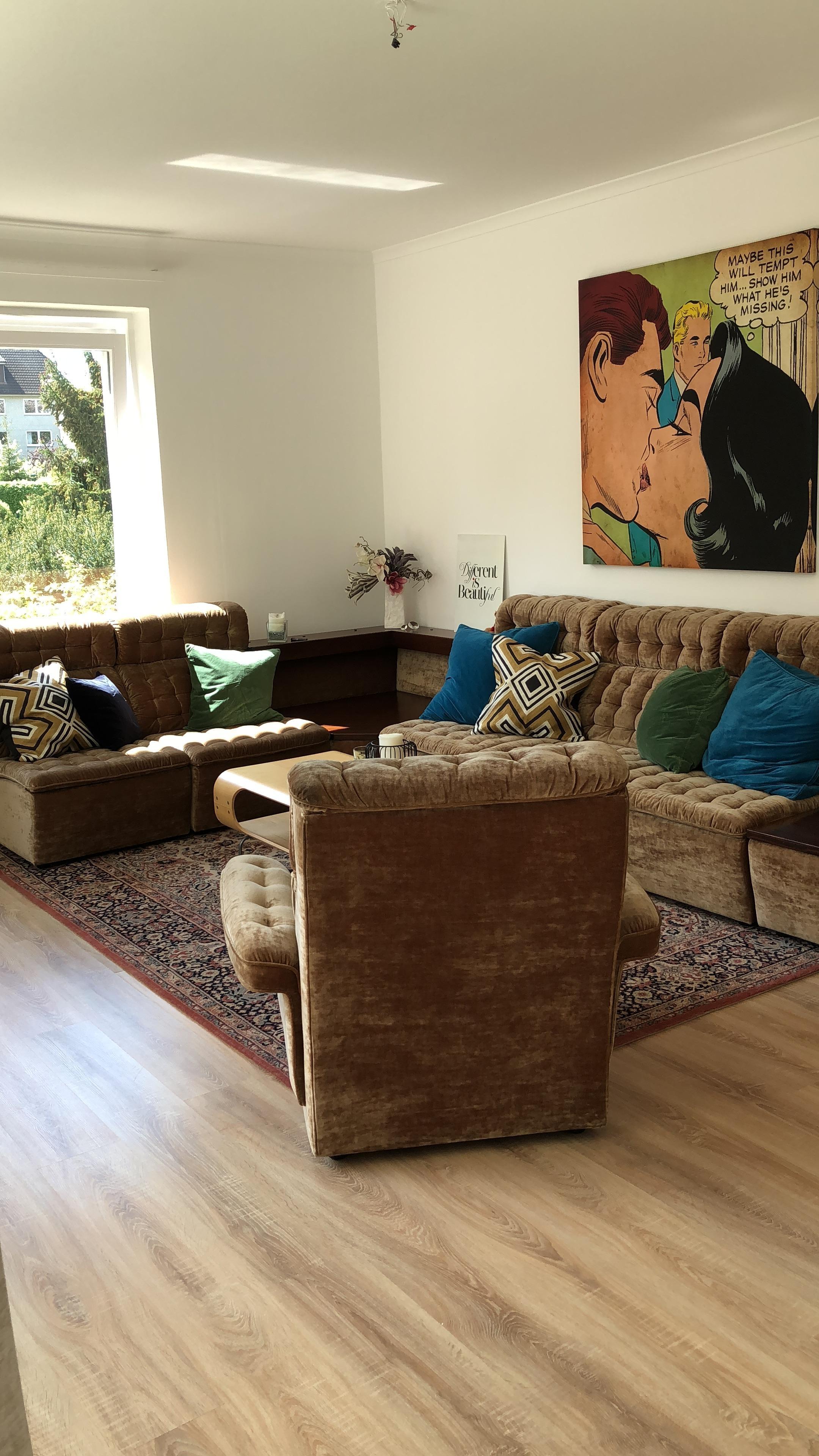 Ein Sofa für die ganze Familie? Geht! In Kombination mit verschiedenen Stilen #couchliebt #retro