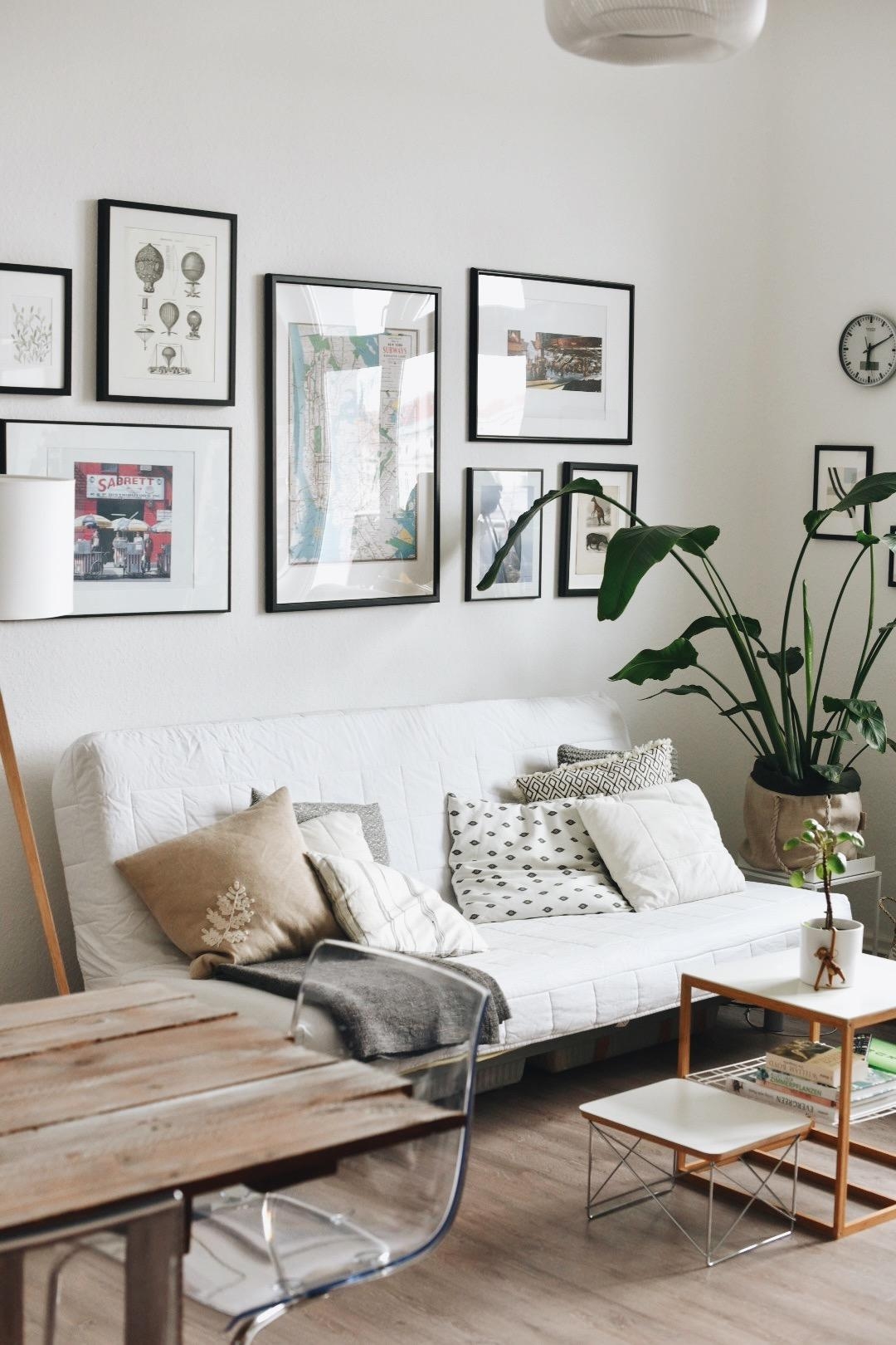 Ein Sofabezug wie neu, dank Wäscherei 👌🏻 
#wohnzimmer #couch #bilderwand