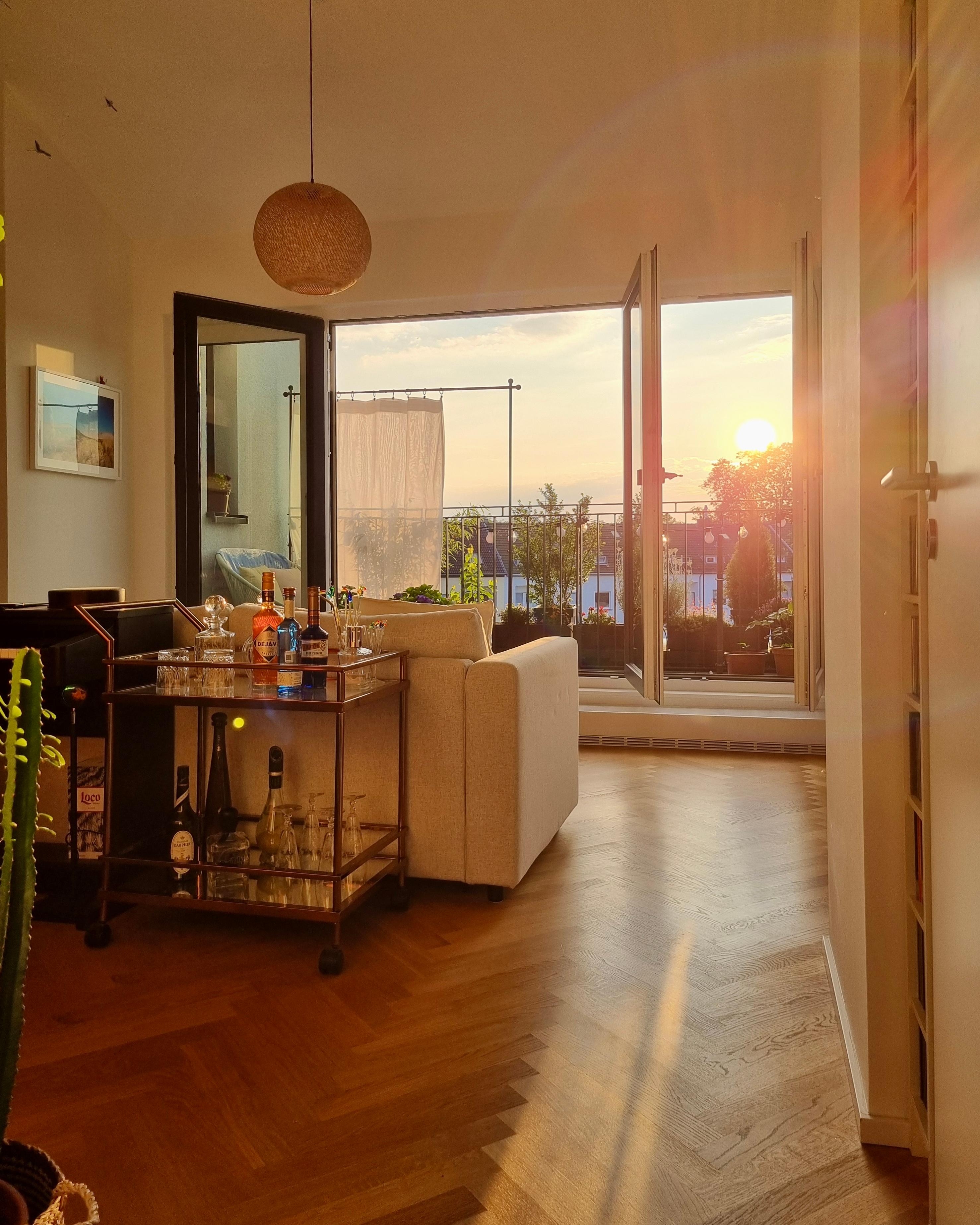 Ein Sonnenuntergang zum Niederknien - im wahrsten Sinne 😬📷🌅 #wohnzimmer #balkon #ausblick