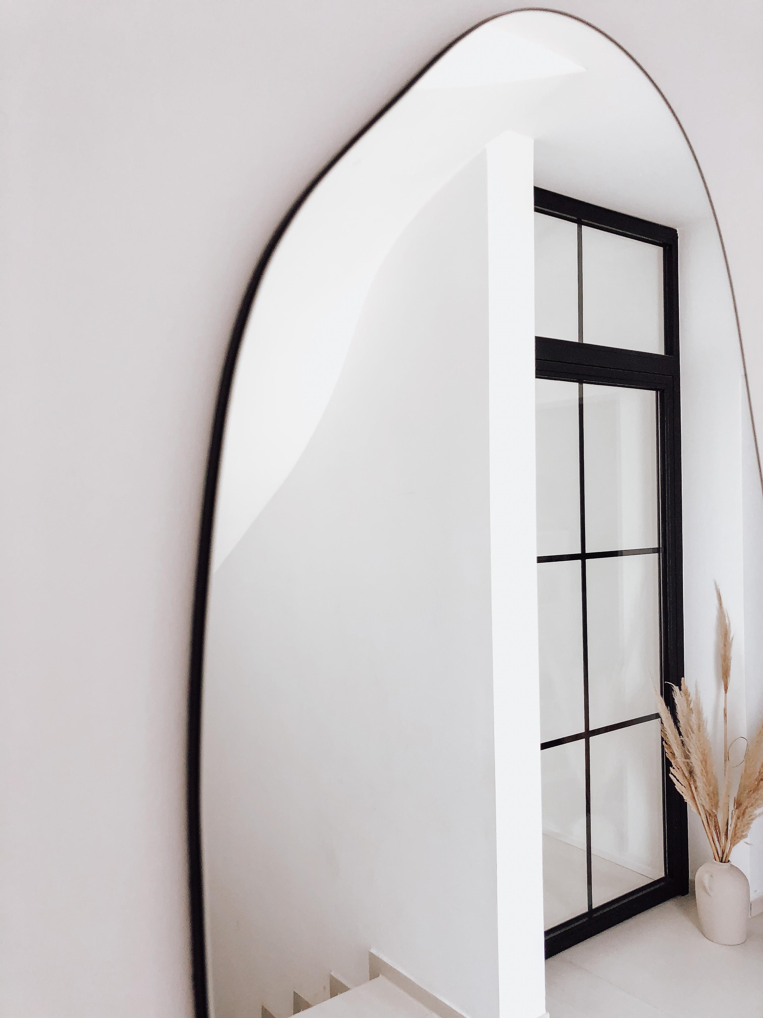 Ein Spiegel im Eingangsbereich der unsere schöne Industrietüre  widerspiegelt #industrialdoor #interior #flur