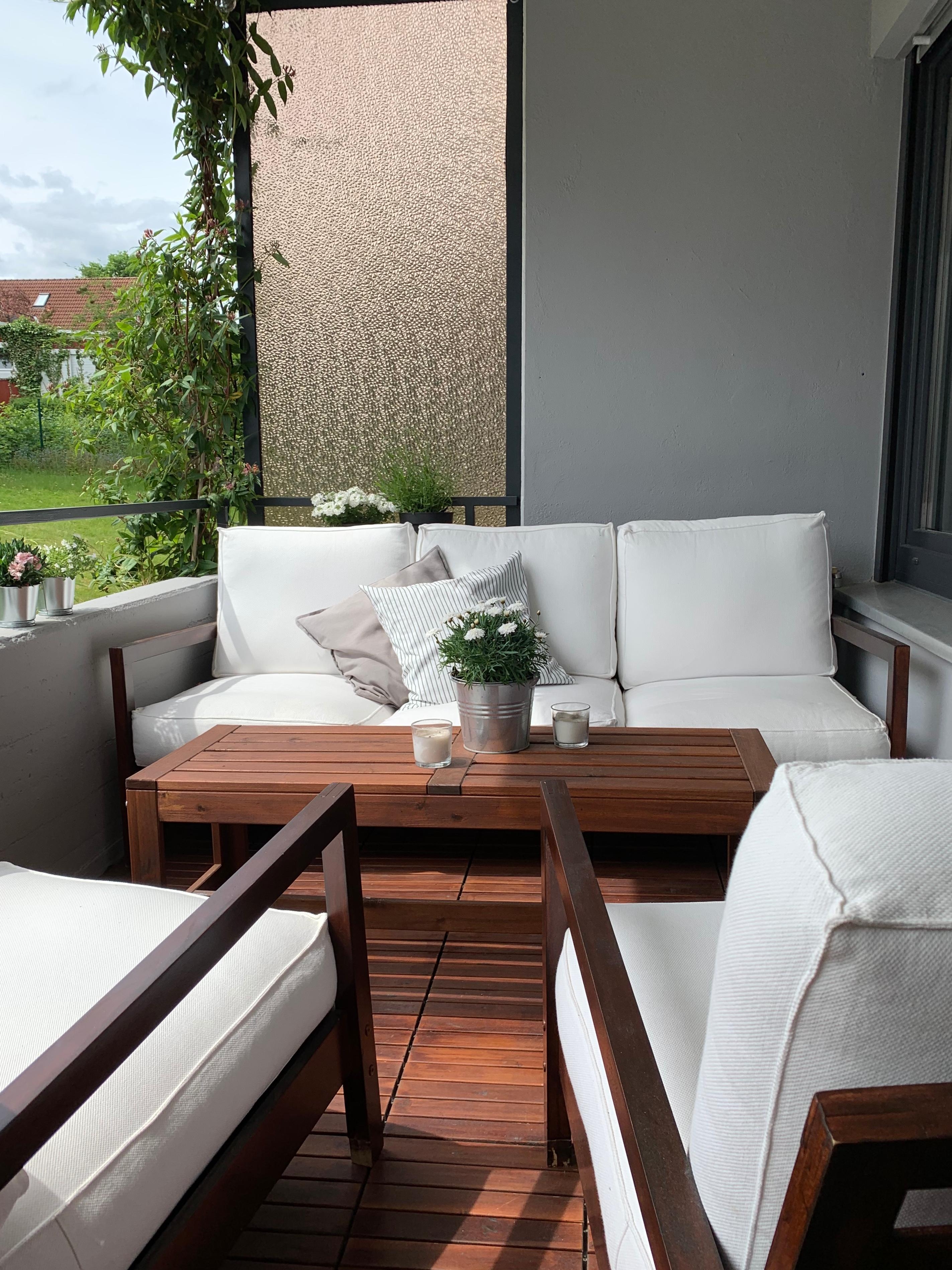 Ein weiteres DIY-Projekt .. alte Sofas für innen abgeschliffen und mit Wetterschutzfarbe behandelt👩🏻‍🎨 #balkon #balkonideen
