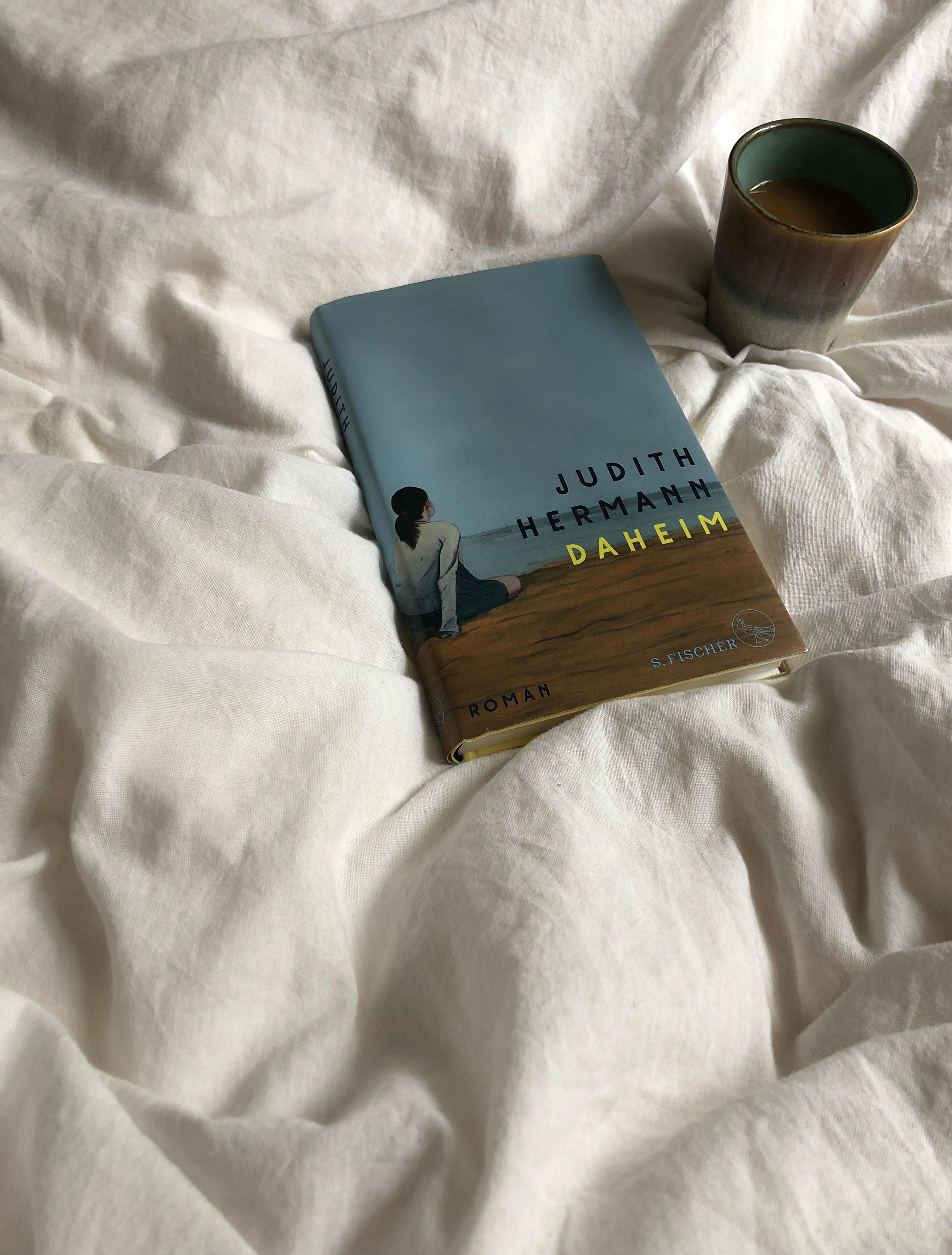 Ein weiteres #Lieblingsbuch ist “Daheim” von Judith Hermann. Ich lese ja gerne morgens am WE ☕️ Wer kennt’s?