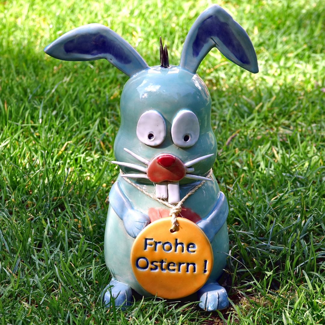 ein wenig verwirrt - unser bunter Hase aus Keramik - Frohe Ostern !
#osterhase #osterdeko