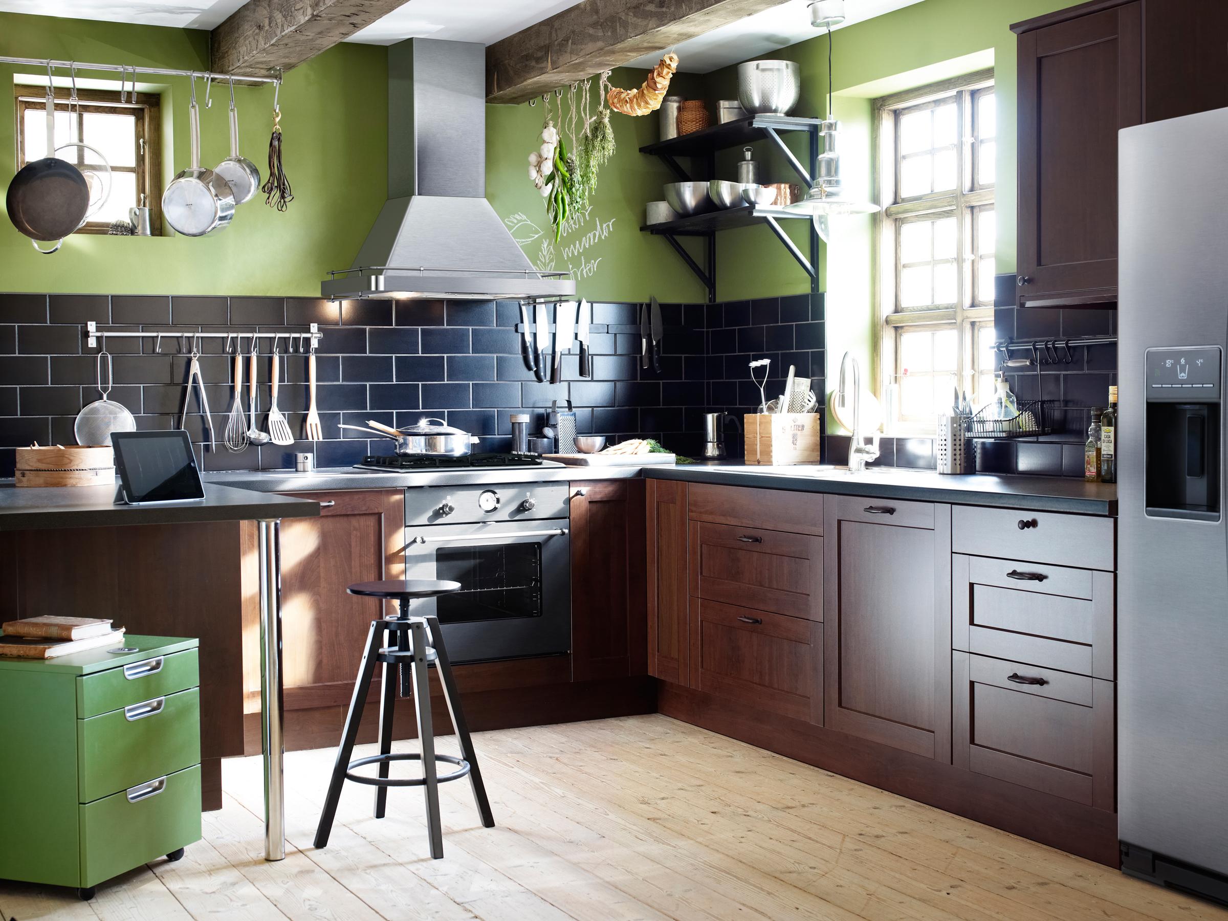 Einbauküche mit dunklem Holzfurnier in grün gestrichener Wohnküche #barhocker #ikea ©Inter IKEA Systems B.V