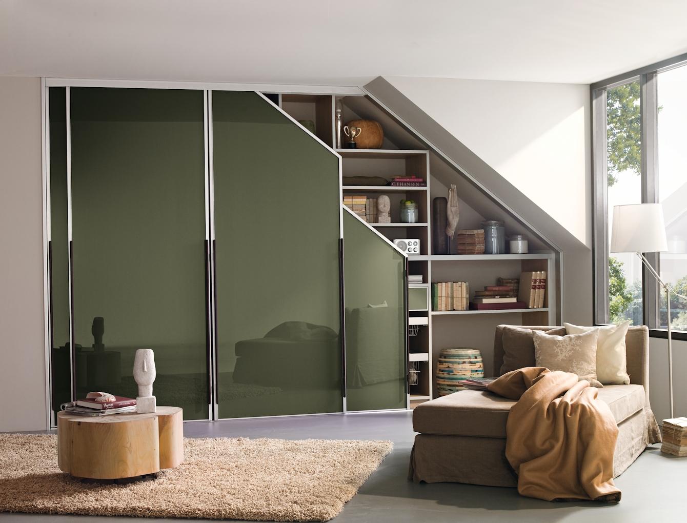 Einbauschrank Dachschräge Grün #wohnzimmer #einbauschrank ©CABINET Schranksysteme AG