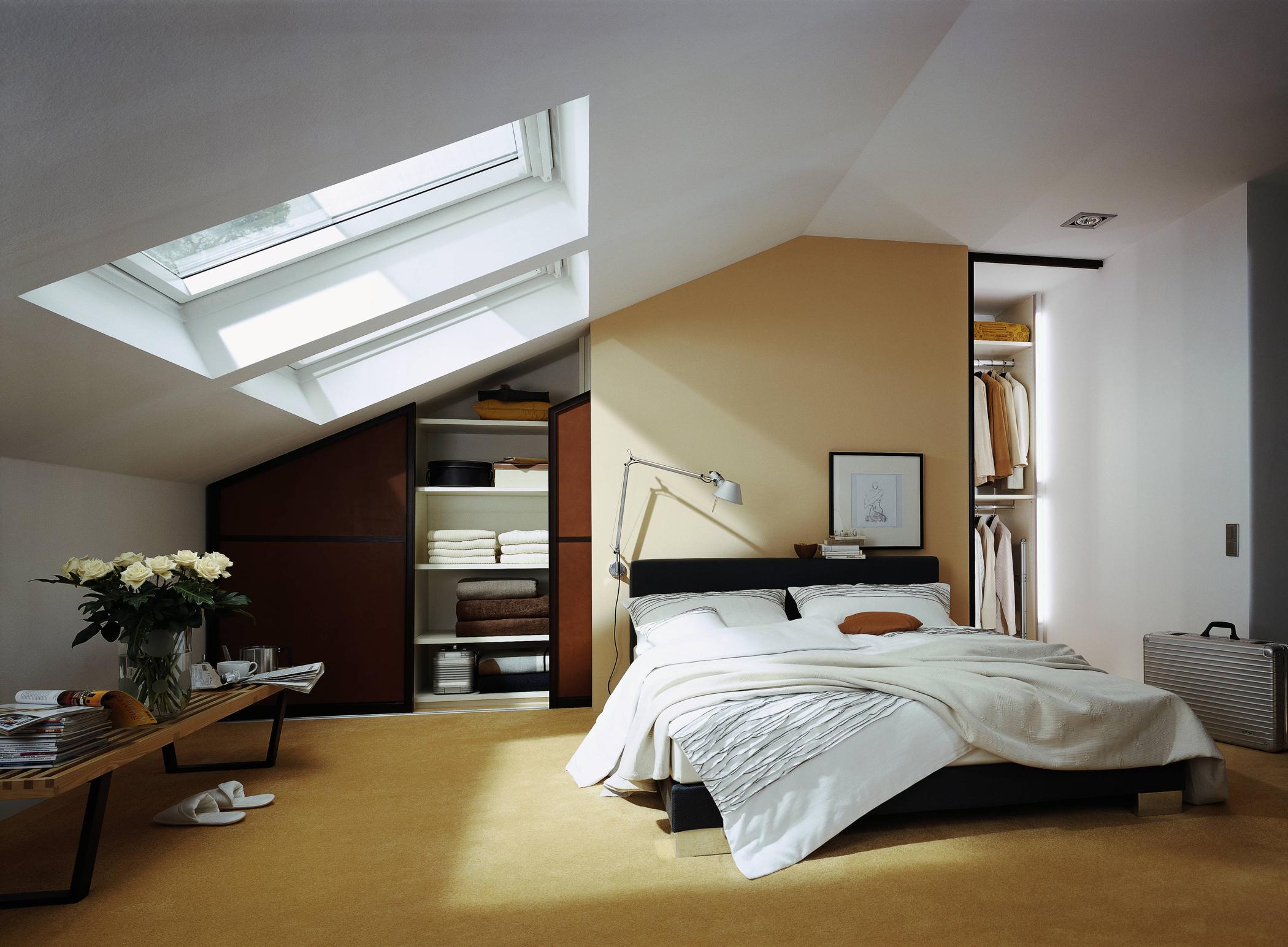 Einbauschrank im Zimmer mit Dachschräge #dachschräge #oberlicht #einbauschrank ©raumplus