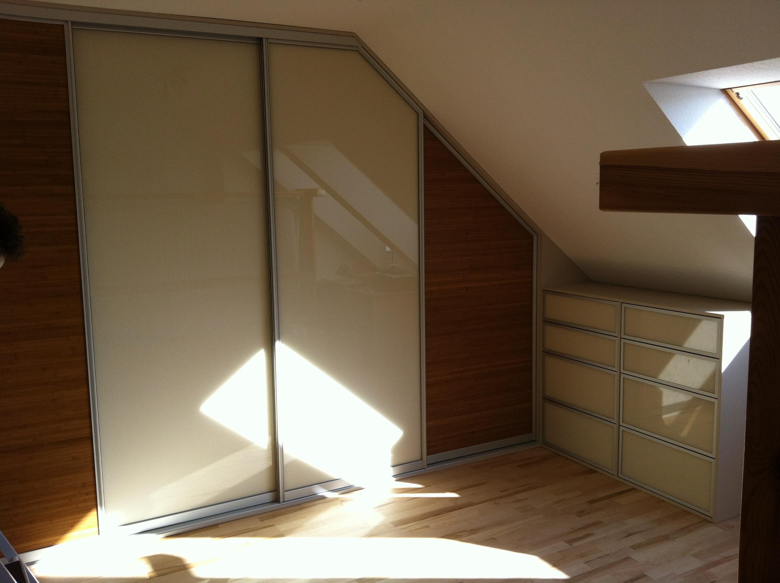 Einbauschrank in Dachschräge mit Schiebetüren und Schubladen #bambus #einbauschrank #schiebetür ©Schrankprojekt GmbH