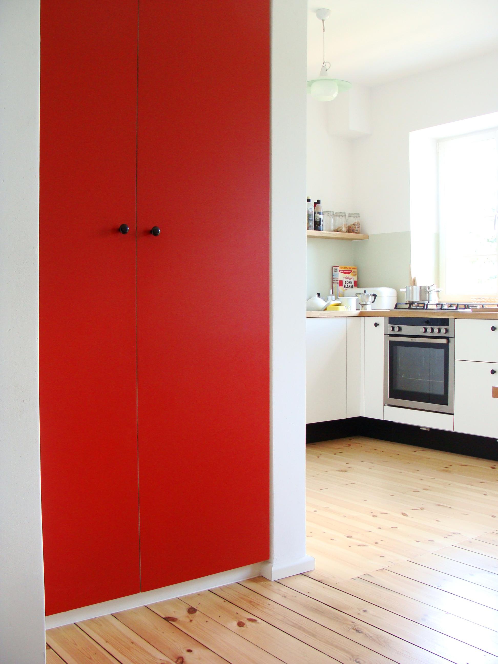 Einbauschrank mit roter Tür #küche #dielenboden #einbauschrank #essplatz ©Mareike Kühn