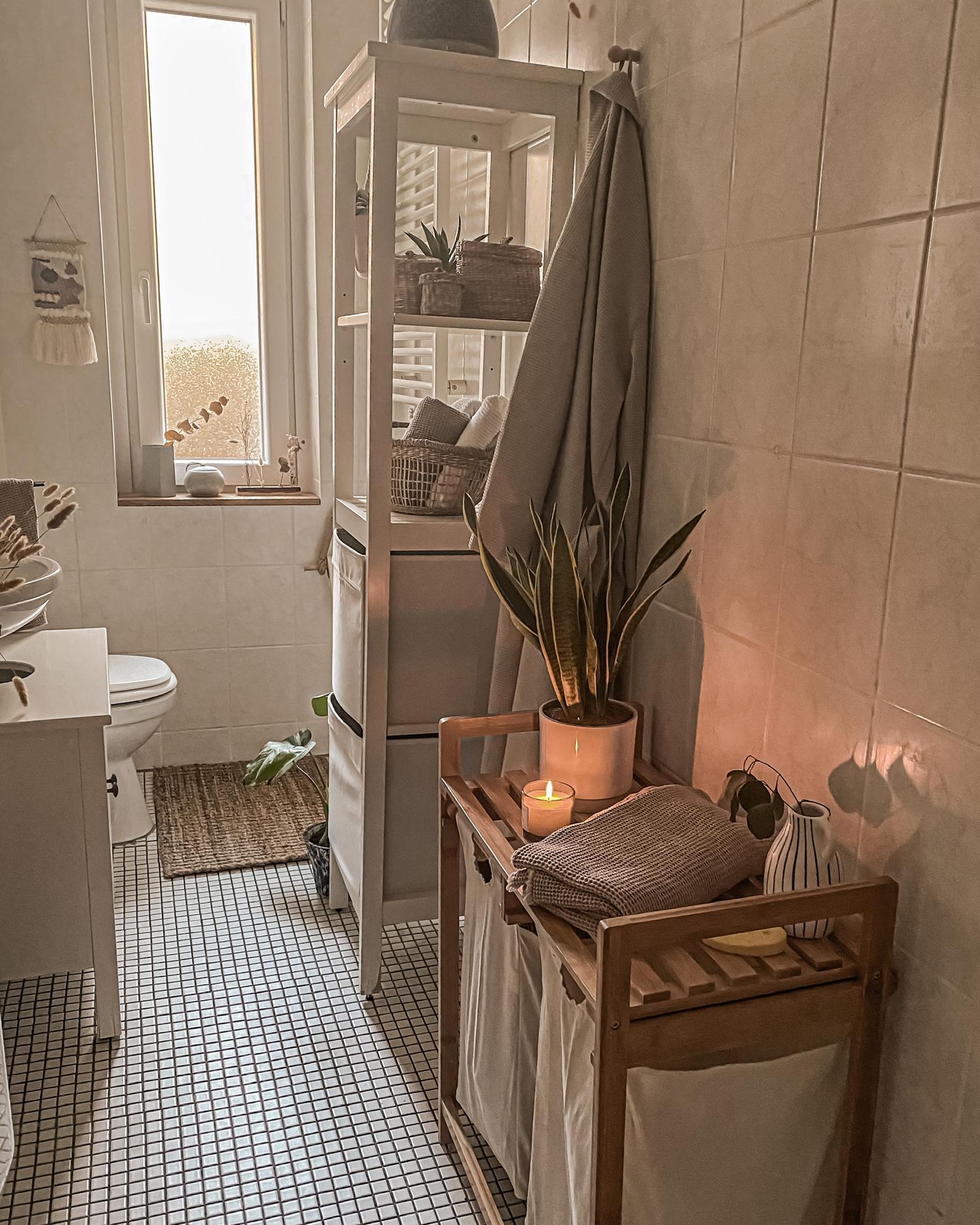 Einblick ins Badezimmer #bad #bathroom #kleinesbad #holz #korb