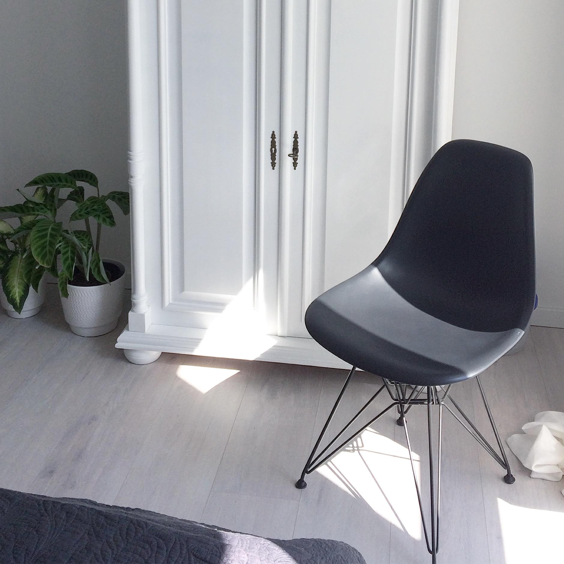 Einblick ins Schlafzimmer #interior #interiors #interiordesign #vitra #eames #whiteliving #weißeswohnen #minimalism