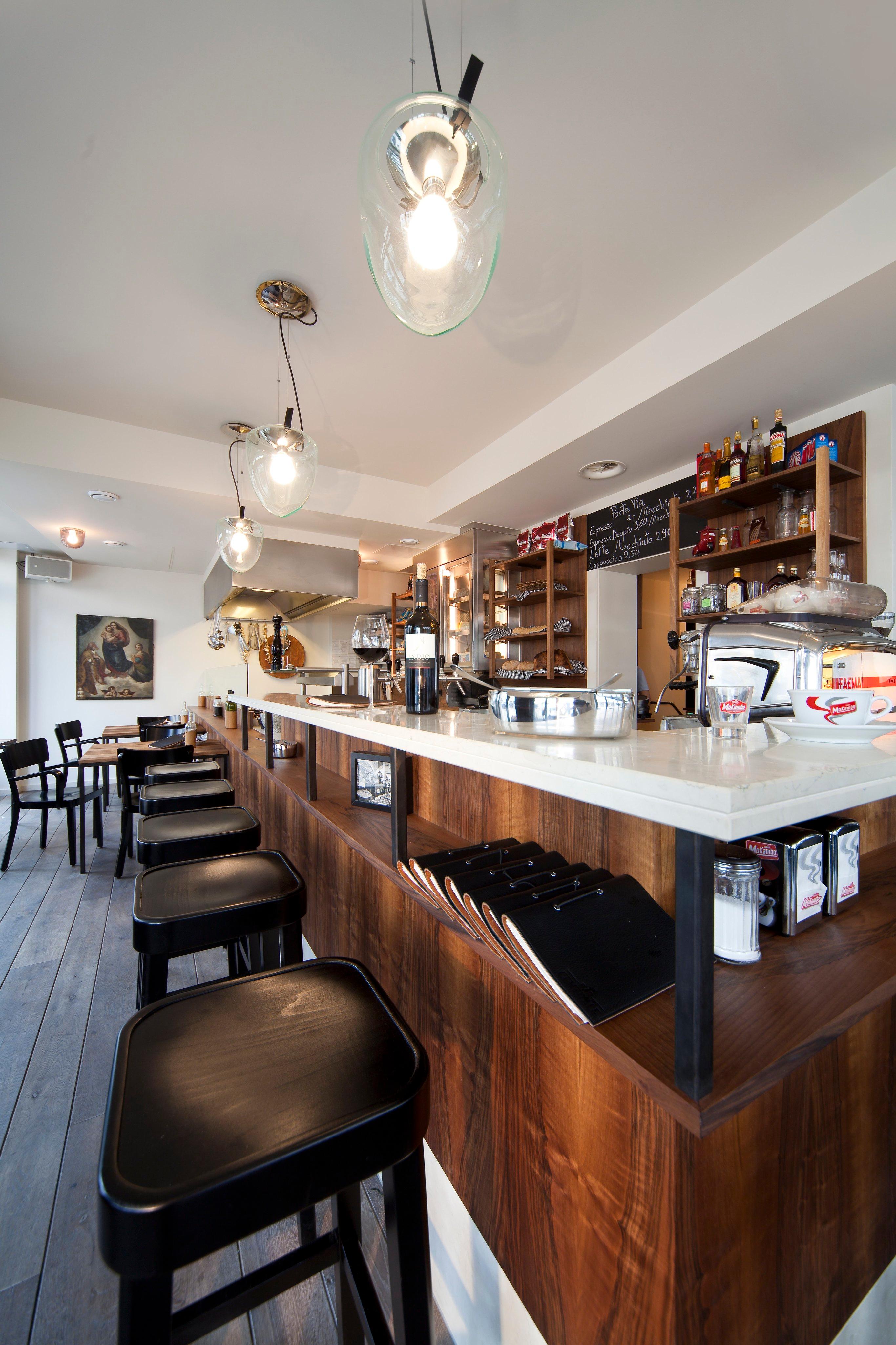 Eine Bar mit Werten #barhocker #bar #holzbar ©Eckhard Rahaus / Design by colourform