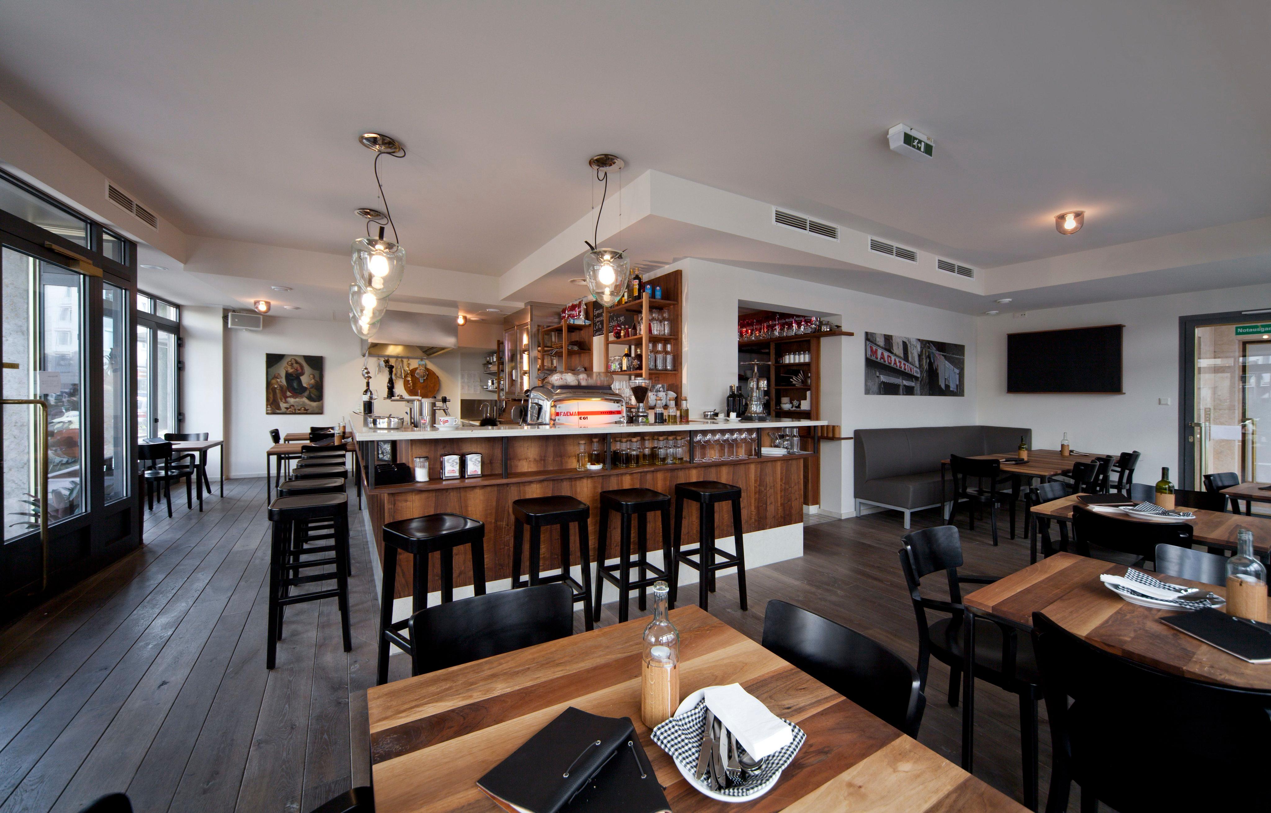 Eine Bar mit Werten #stuhl #barhocker #tisch ©Eckhard Rahaus / Design by colourforn