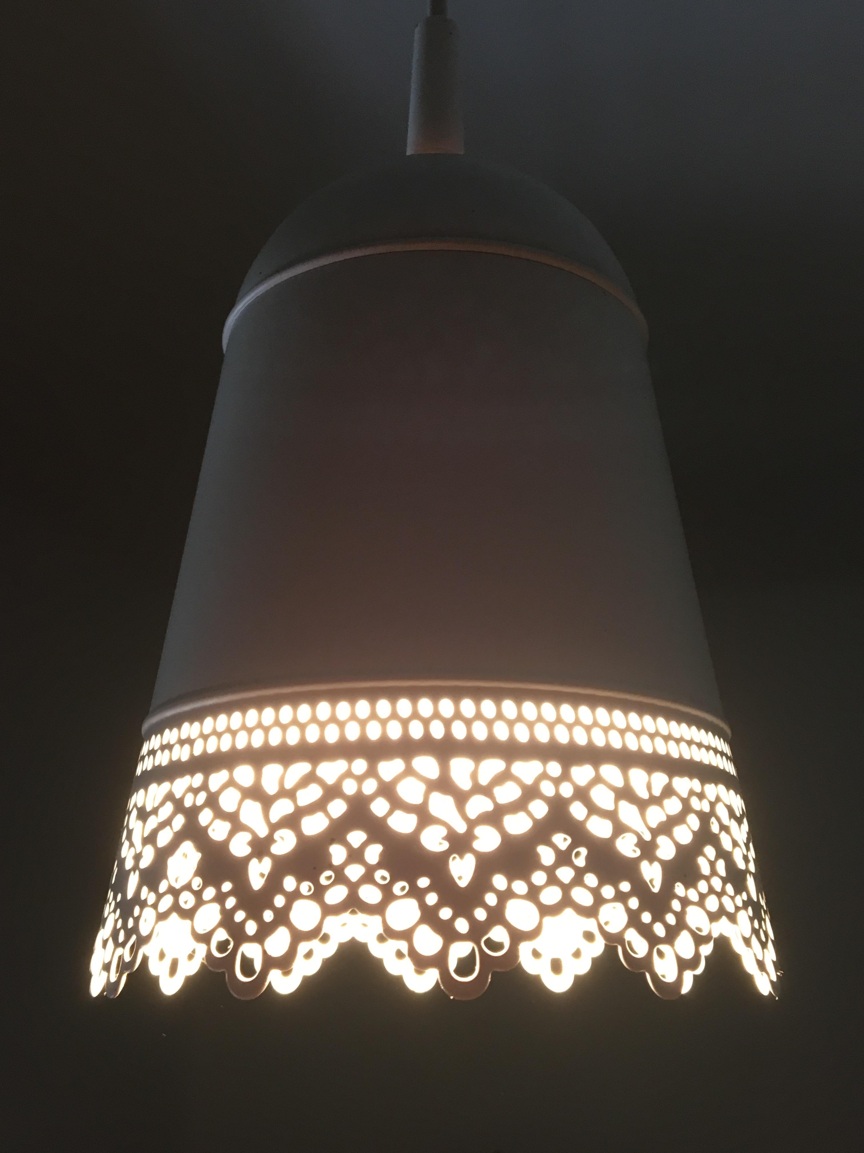 Eine Blumenhängeampel von IKEA habe ich zur stimmungsvollen Deckenlampe umgebaut.