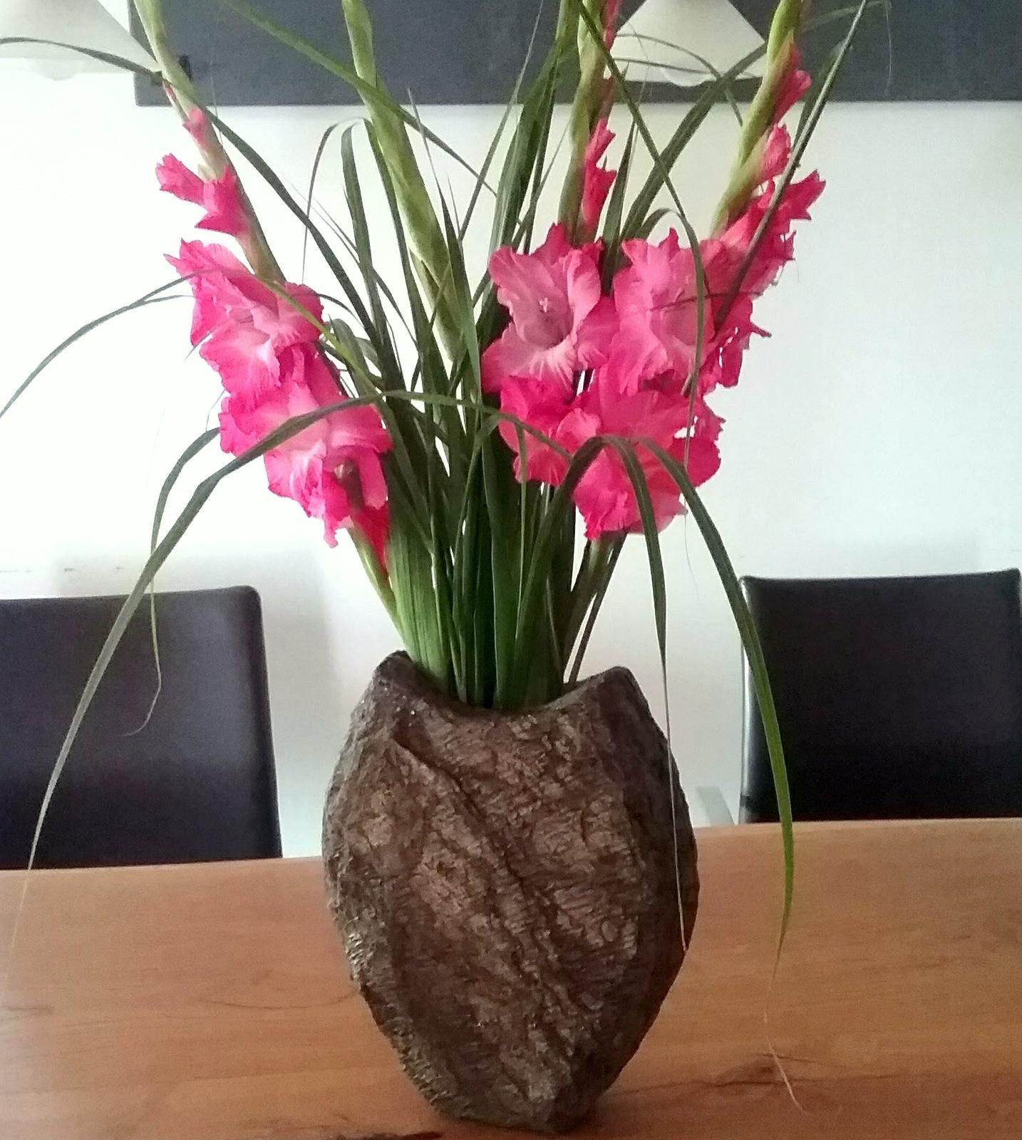 eine der schönsten #Blumen #Gladiolen, #Steinvase #Vase #Deko #Geschenk #Sommer #Terrasse #handgefertigt
