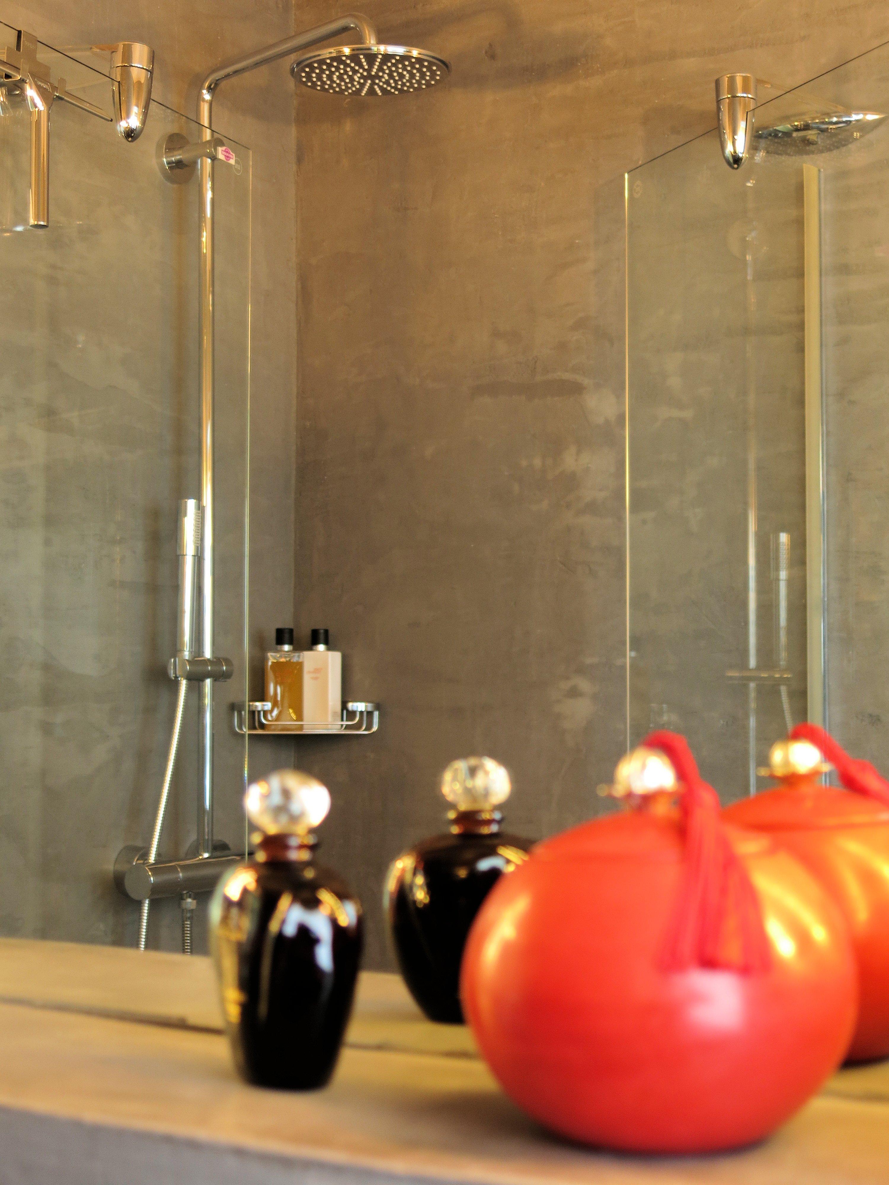 Eine Dusche ohne Fliesen #grauewandfarbe #duscheohnefliesen ©www.wandmanufaktur.de