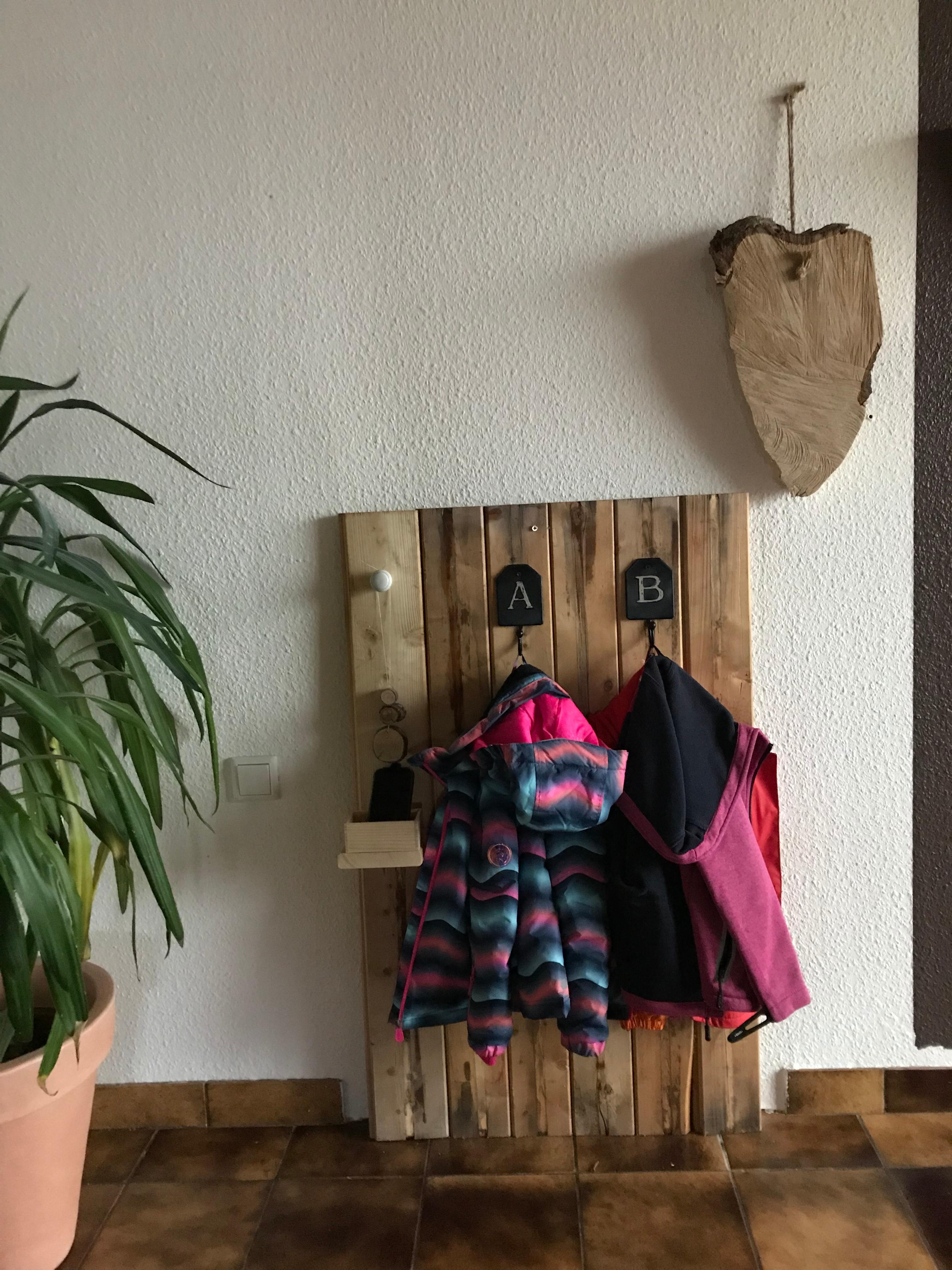 Eine eigene Garderobe für unsere jüngste aus alten Brettern #garderobe #altebretter #holz