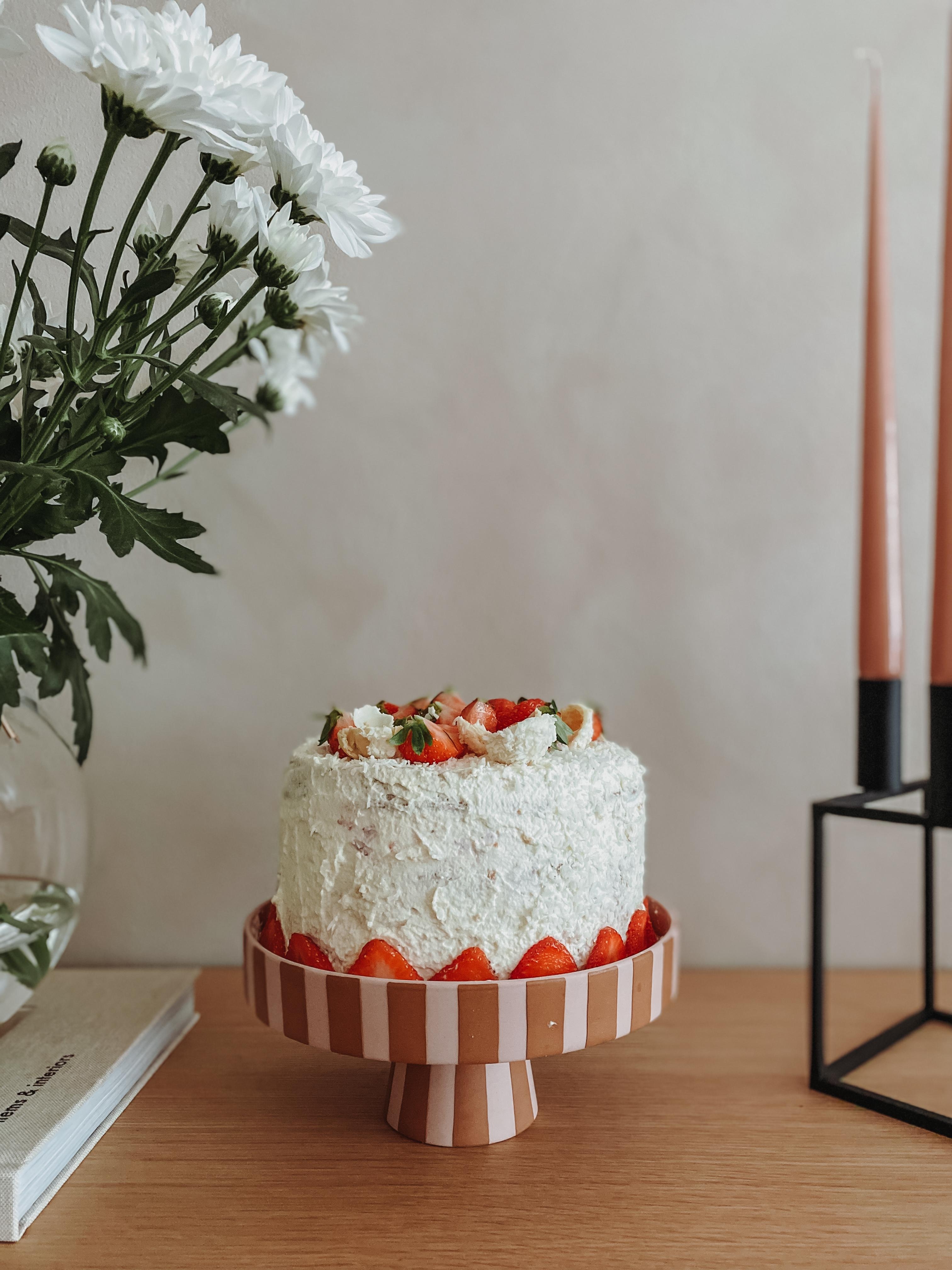 Eine Erdbeer-Raffaello-Torte & frische Blumen - was will man mehr? 🙃 #torte #erdbeertorte #freshflowers #kalklitir 