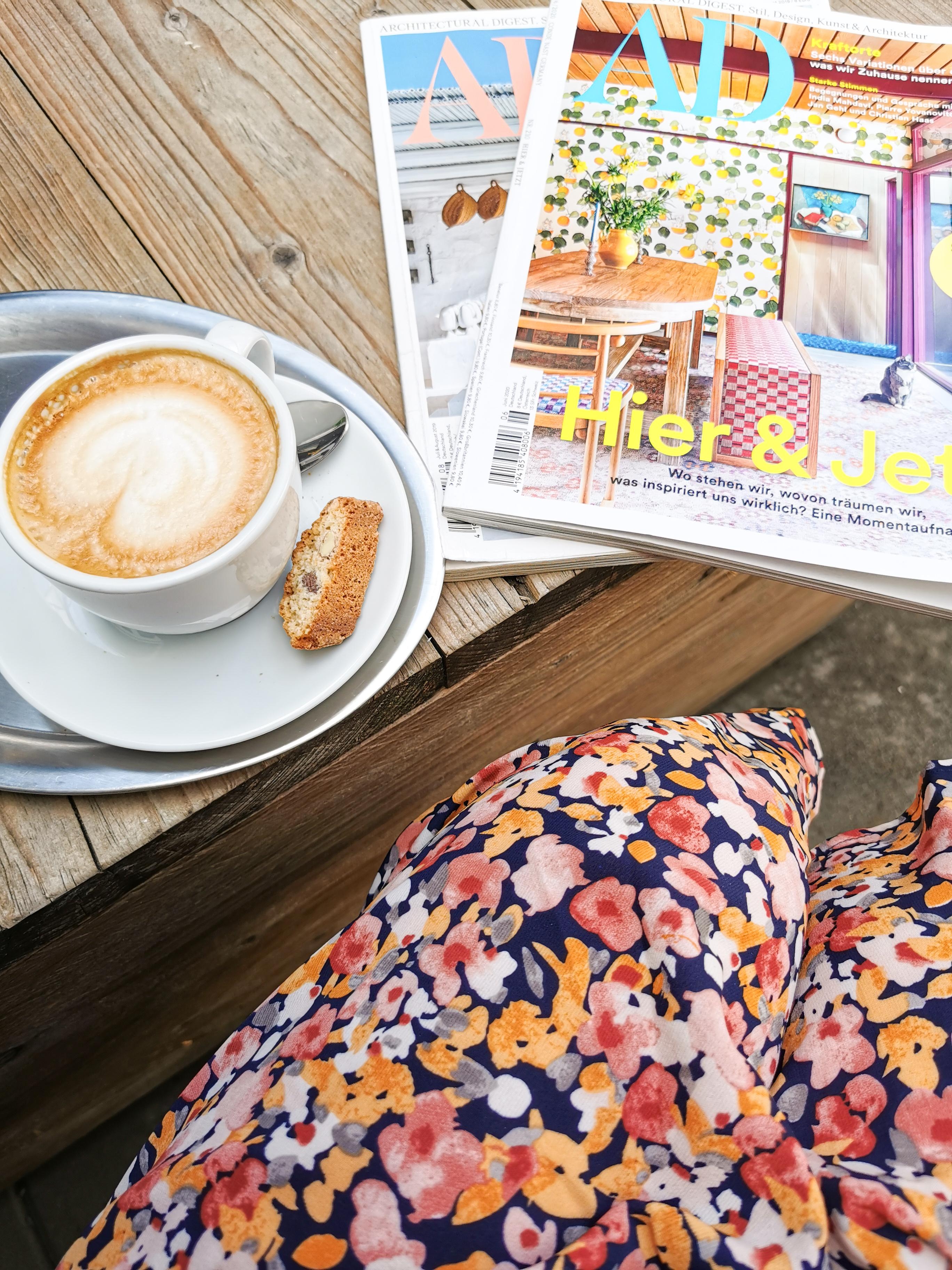 Eine Farbkombi für Sommerlaune 🌞 #detailverliebt #COUCHMagazin #couchliebt #sommer #kaffee #bunt #blumen #farbenfroh