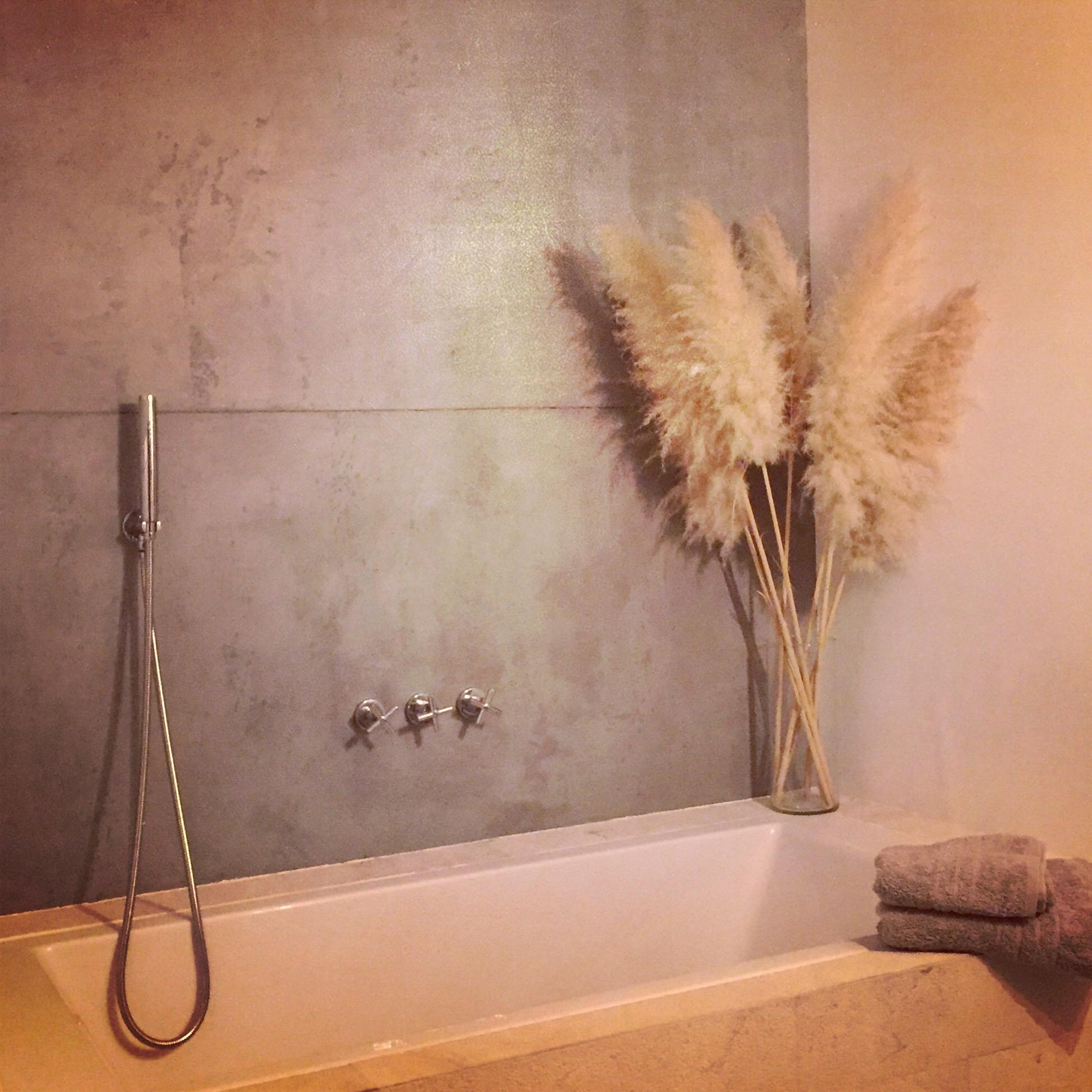 Eine Freundin von mir hat unsere Badezimmerwand verschönert. Ich liebe es.#betonoptik#badezimmer