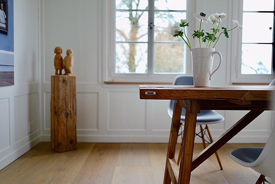 eine Holzplatte von 1630 wird zum Tisch #neuhier#eameschair#altholz#couchstyle
