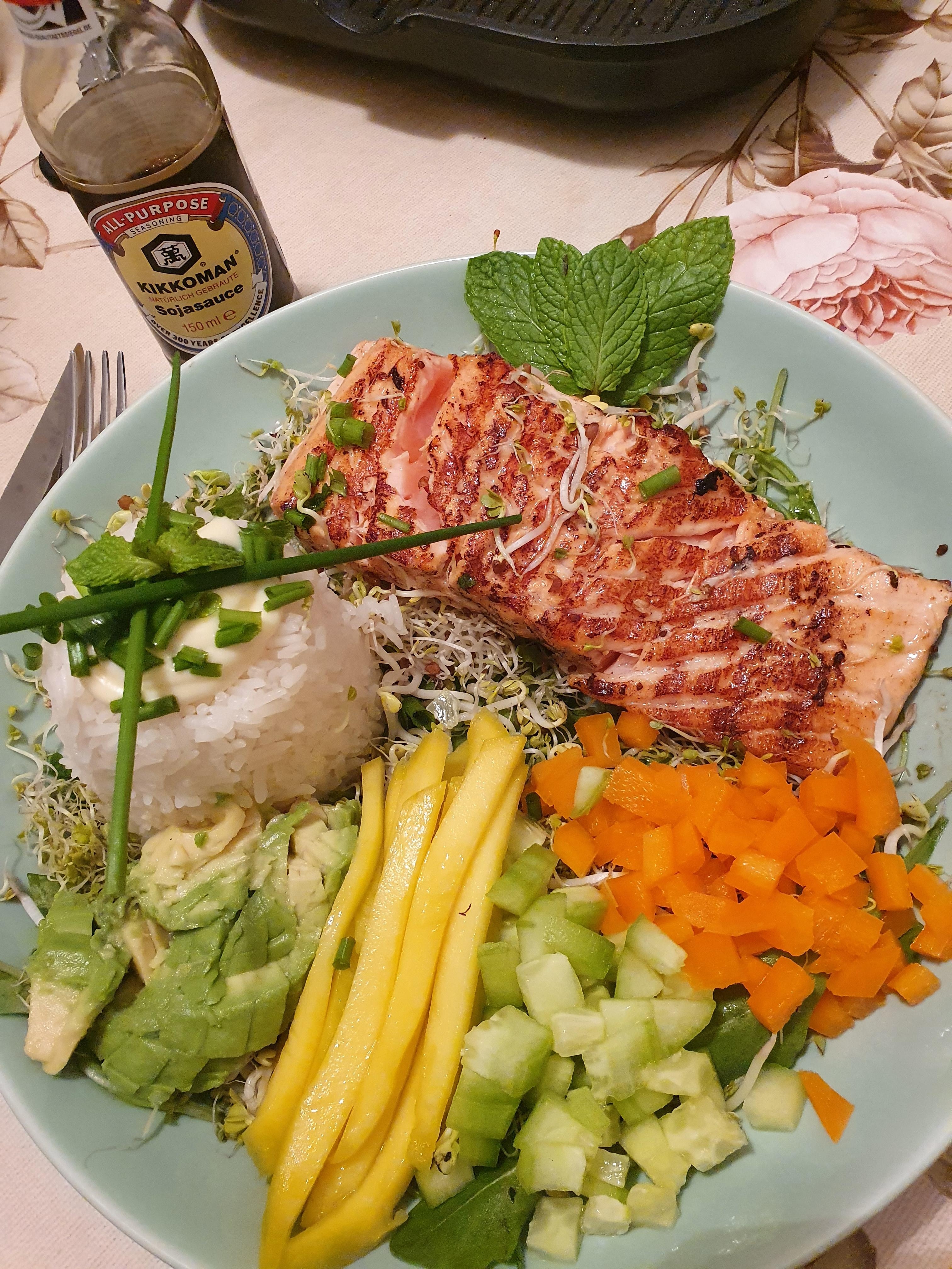 Eine köstliche Lachs/Sushi Bowl. 🤤
#FOODCHALLENGE #FOODIE
