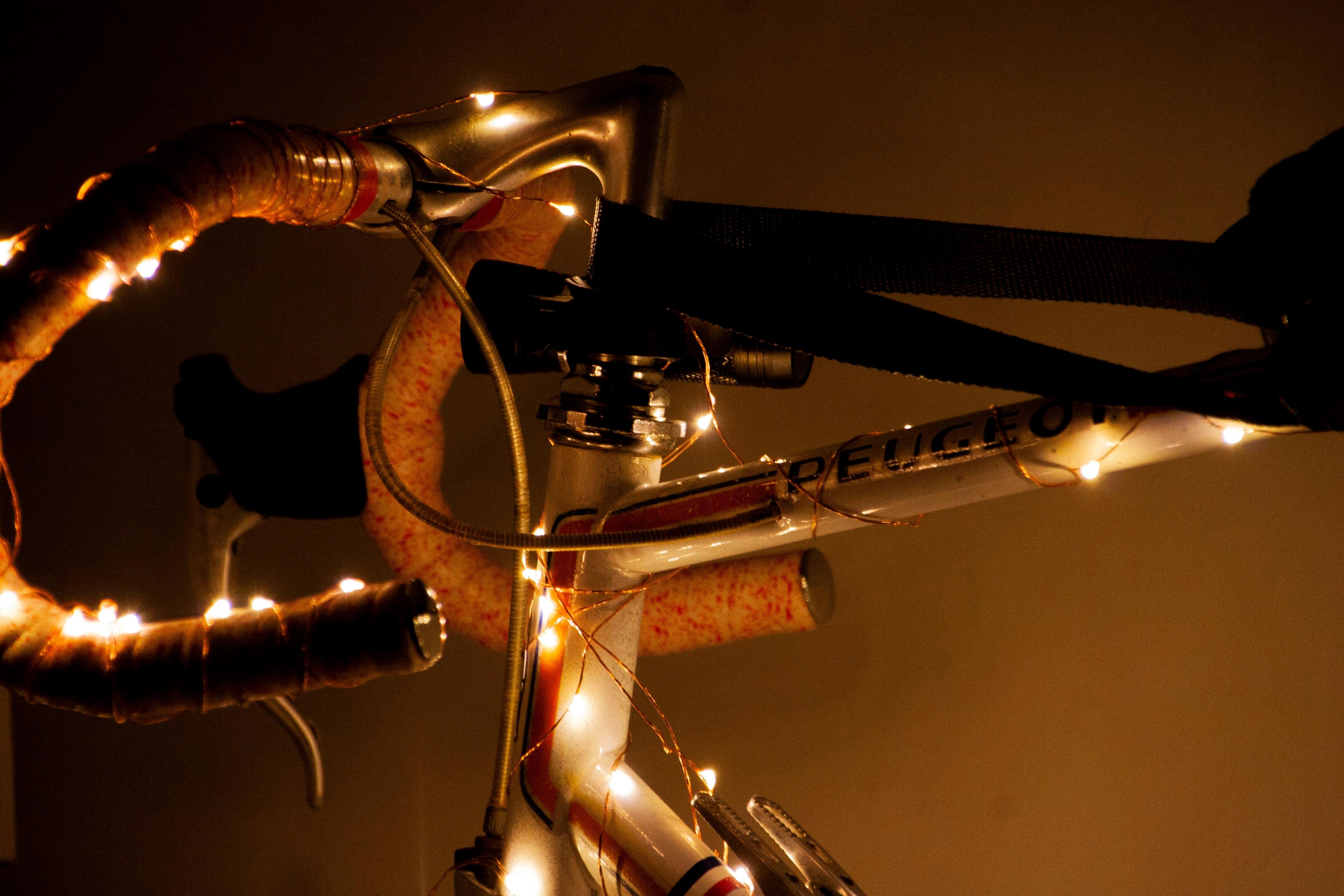 Eine Lichterkette um eine altes an der Wand montiertes Fahrrad gibt nicht nur gemütliche sondern auch moderne Vibes 