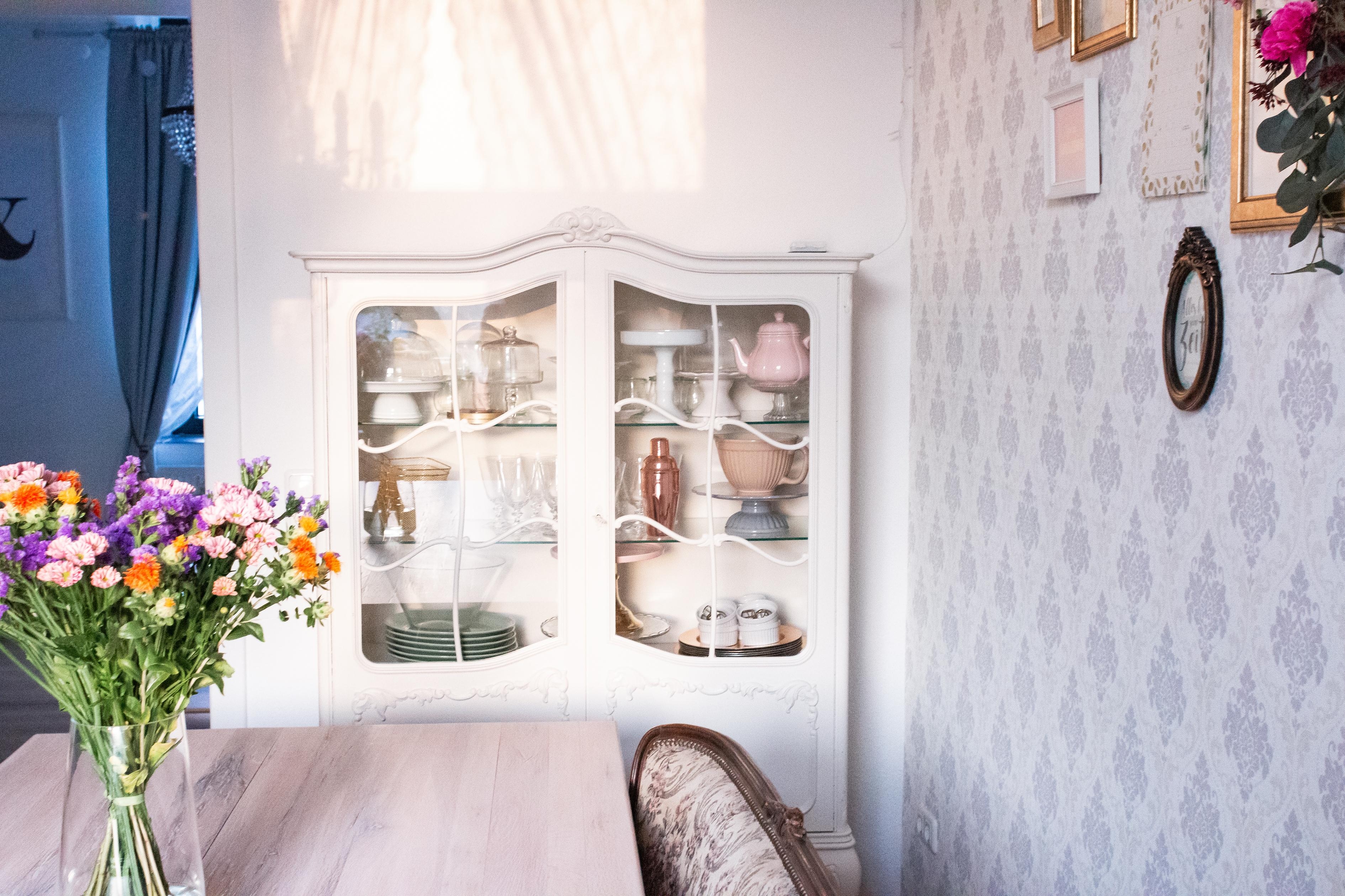 Eine meiner Lieblingsstücke, diese Vitrine!
#vitrine #esszimmer #etagere #vintage #altbau 