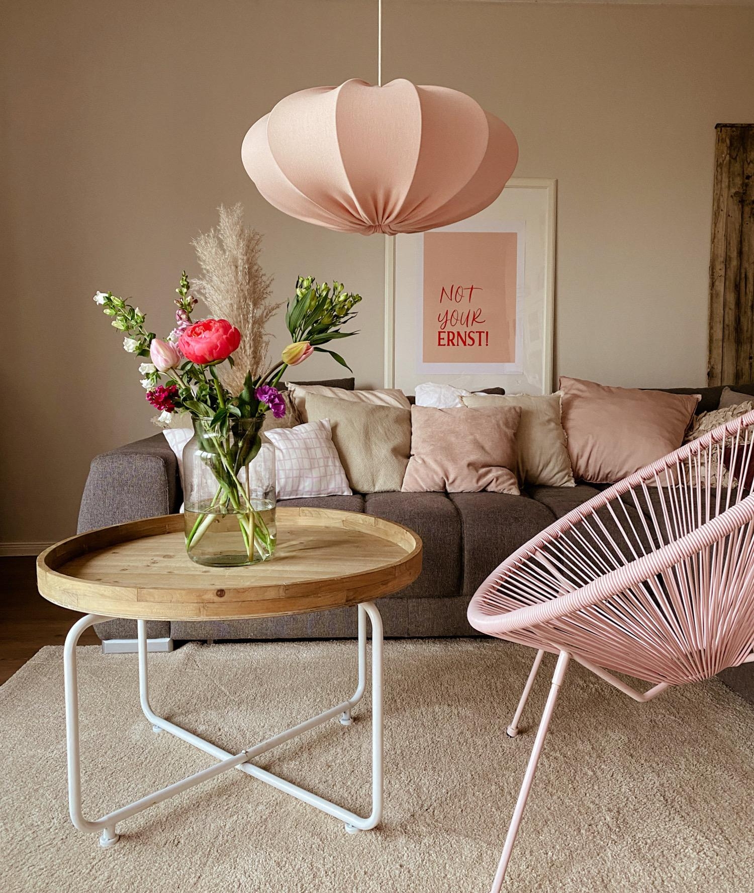 Eine Portion rosa gegen das grau von draußen.
#farbenfroh#wohnzimmer#couchstyle#freshflowers#ichliebs