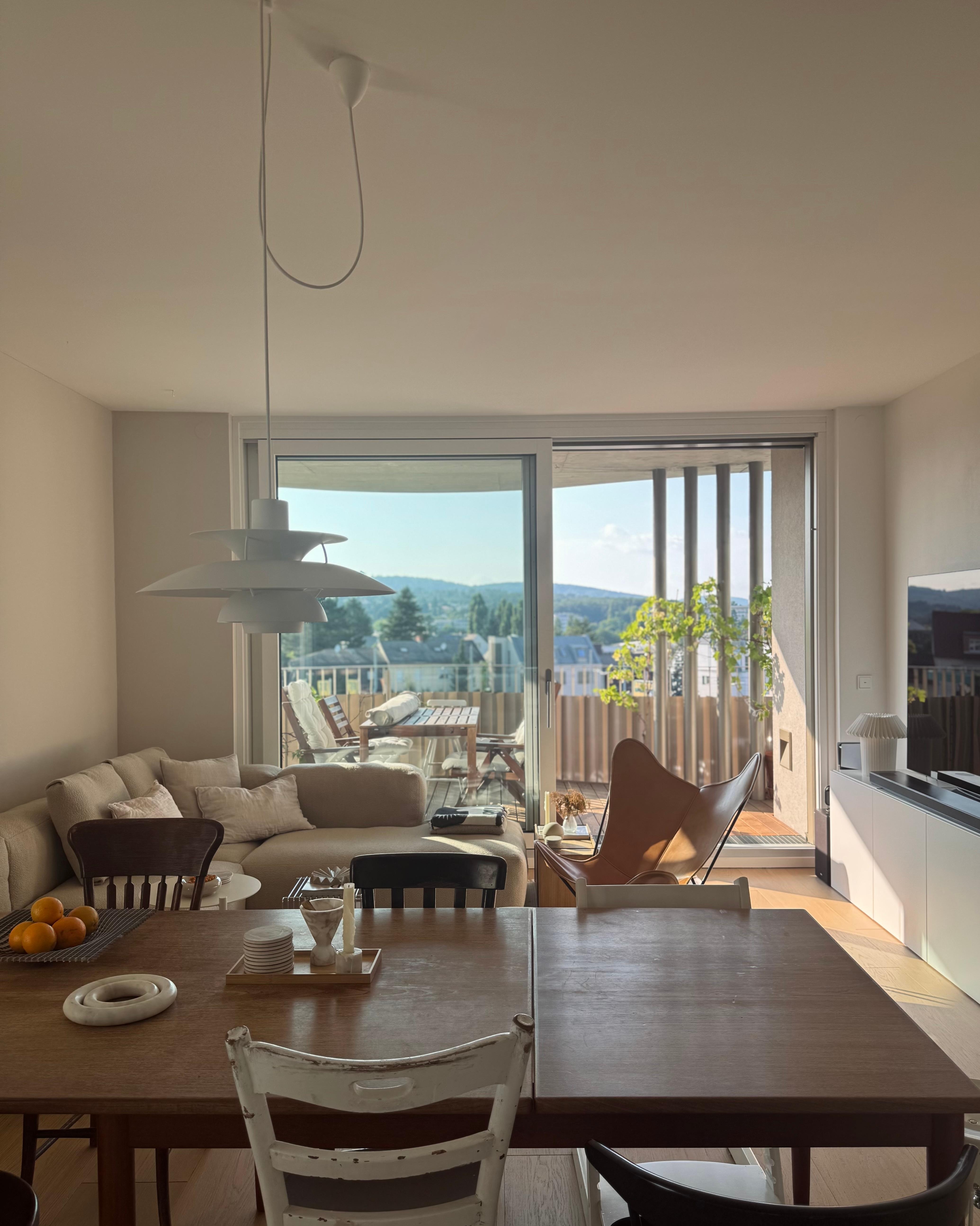 Eine seltener gezeigte Perspektive - meine Aussicht beim Kochen. Aber meistens kocht mein Mann ;)
#wohnzimmer #esstisch #vintage #balkon #terrasse #lampe #ausblick 